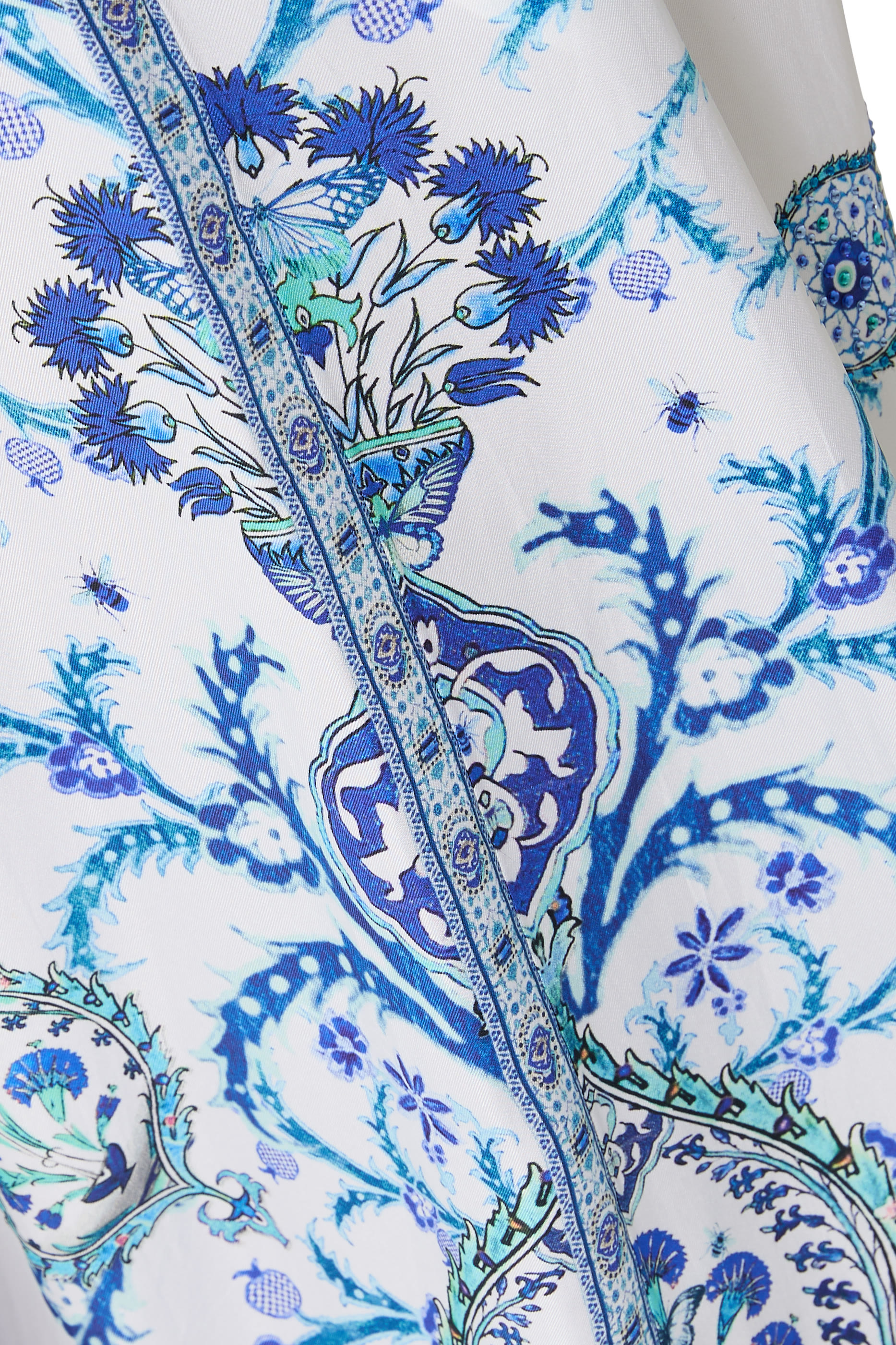 بنطال بطيات في الأمام