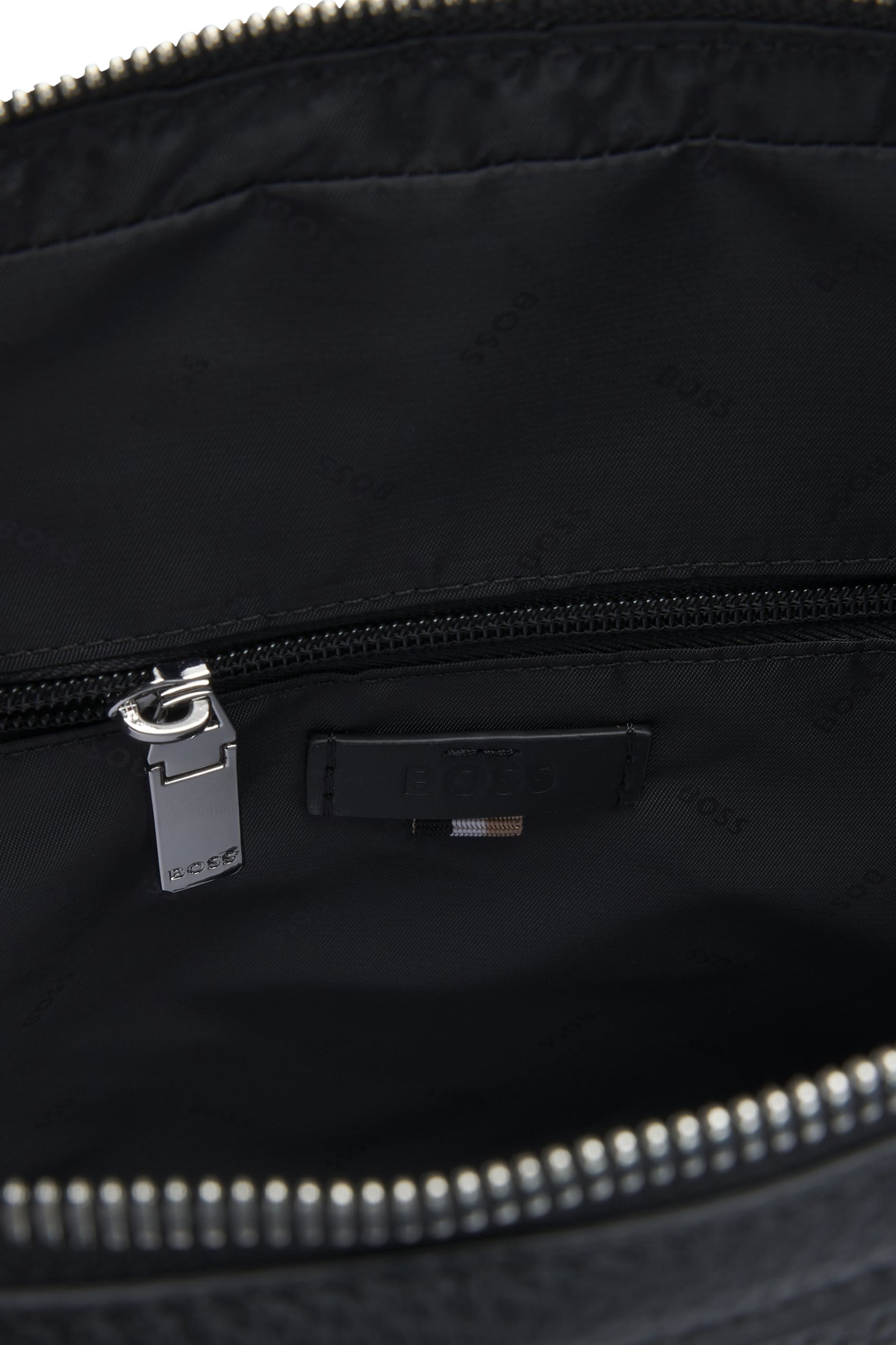 حافظة مستندات مع حواف بشعار الماركة