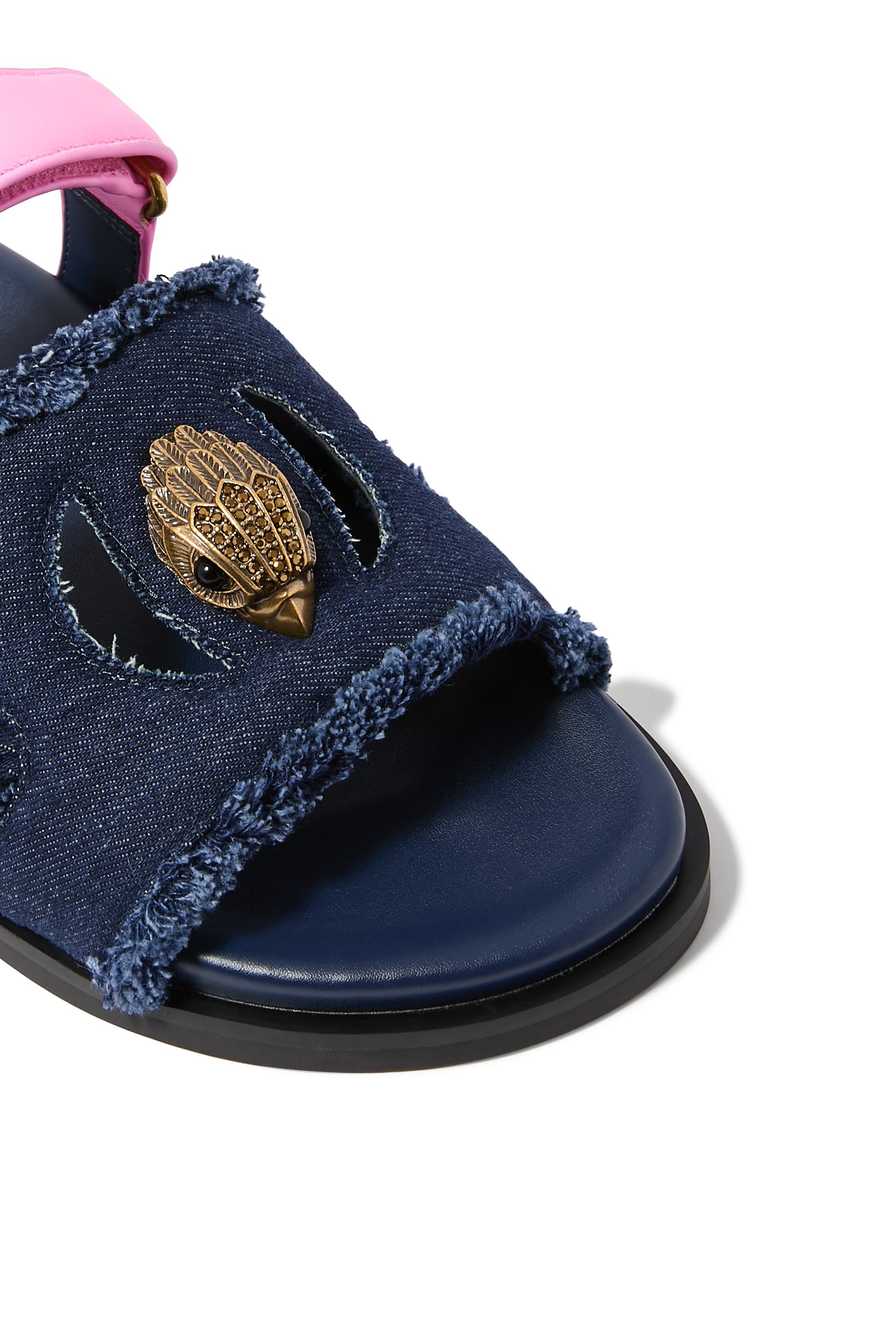 صندل بفتحات مزين بحلية شعار الماركة