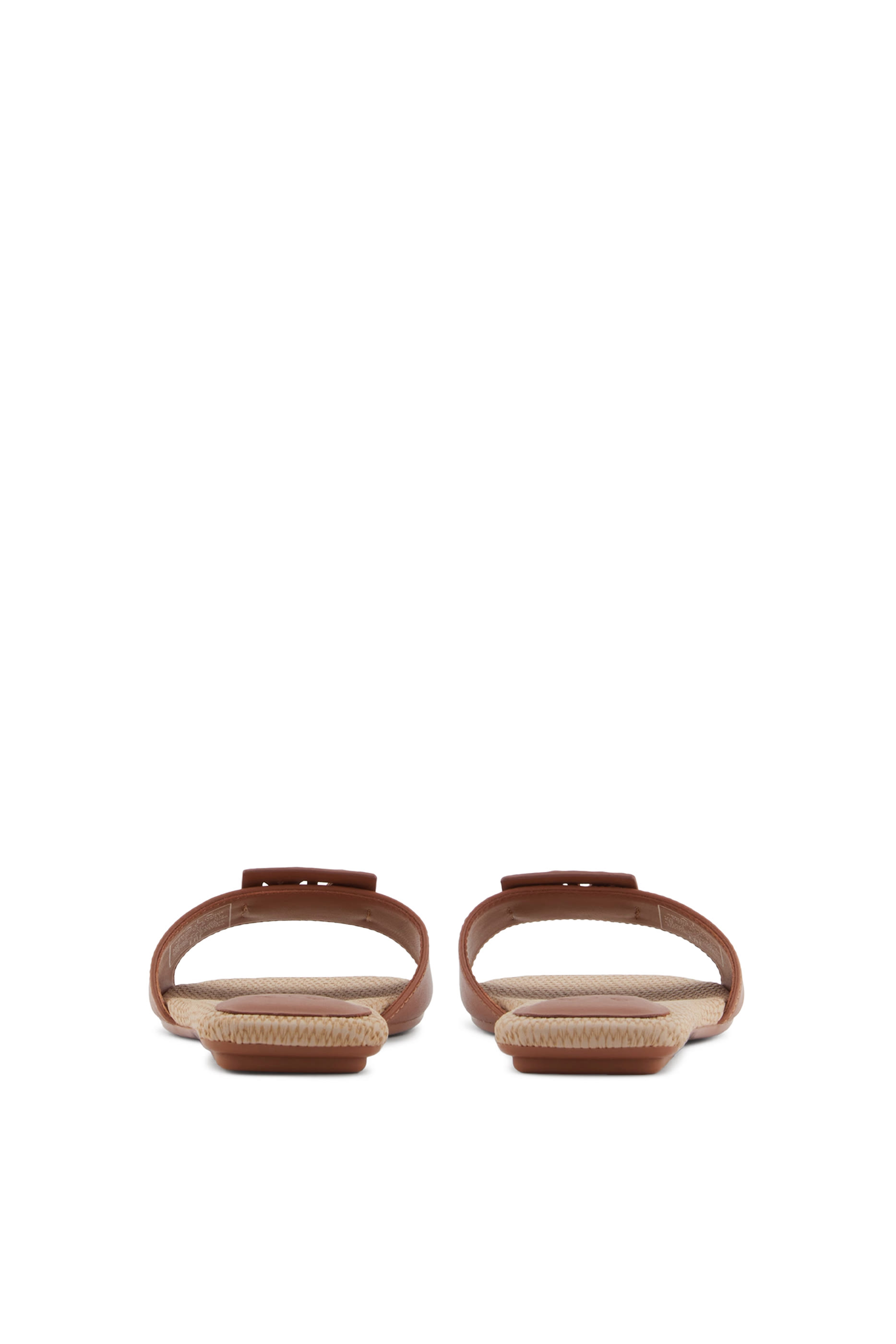 حذاء مفتوح بشعار الماركة