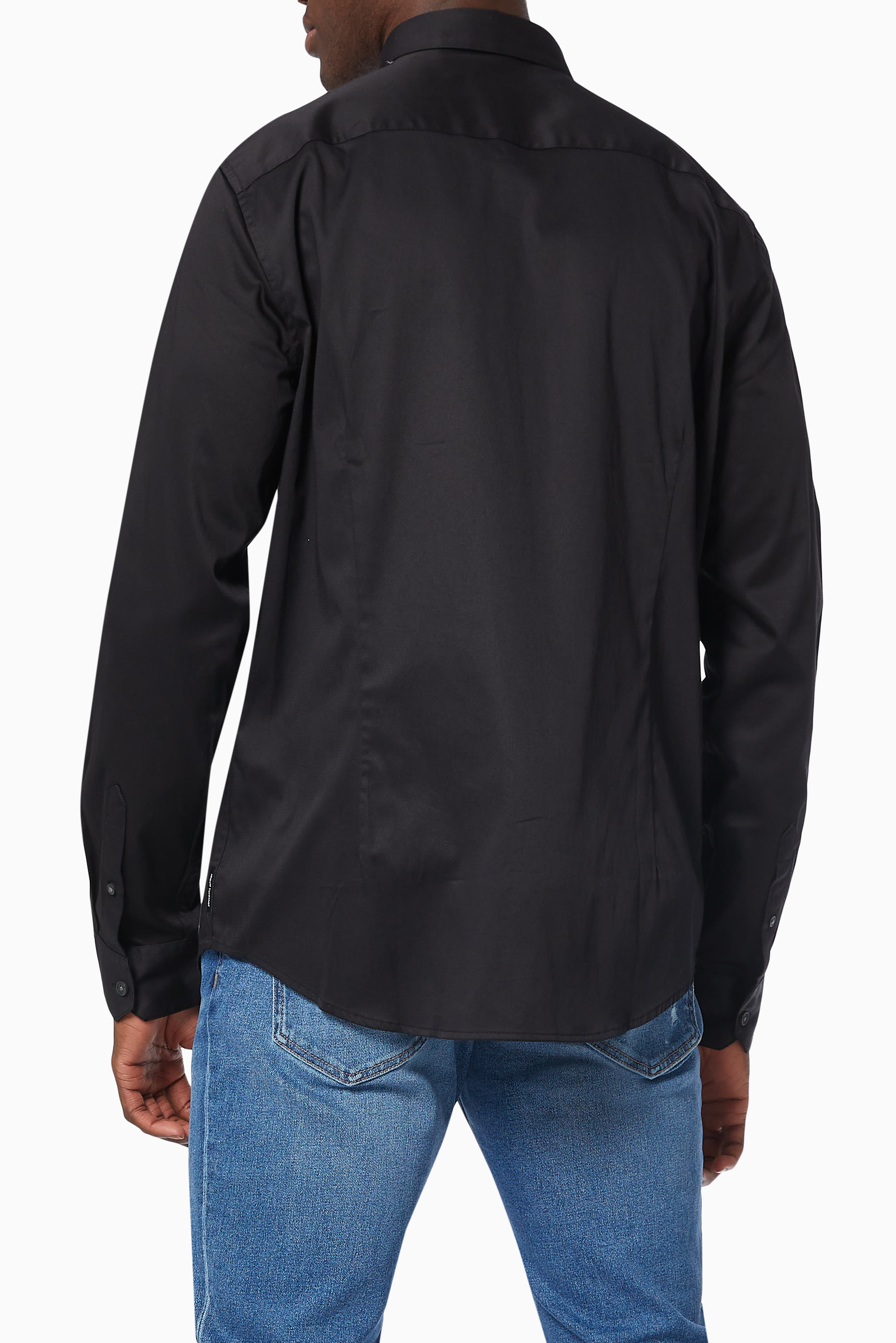 قميص بقصة ضيقة