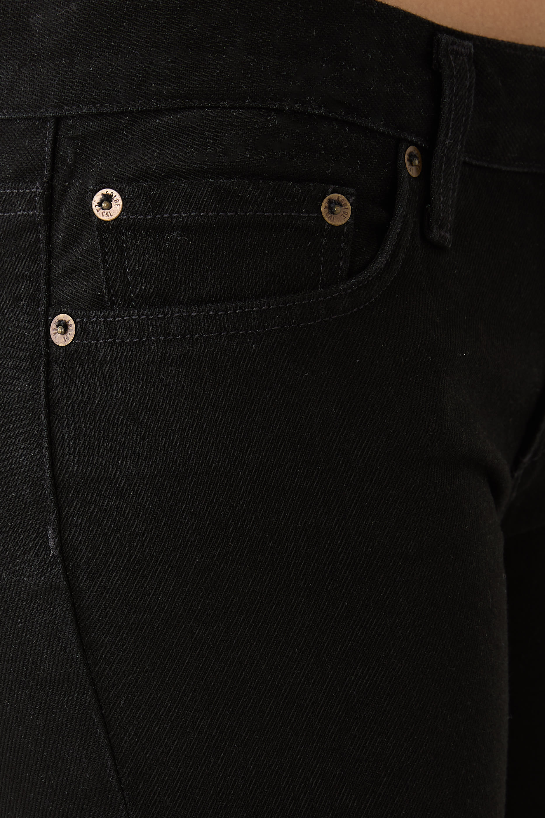 بنطال بقصة ضيقة بحواف واسعة وخصر منخفض قماش خفيف الوزن