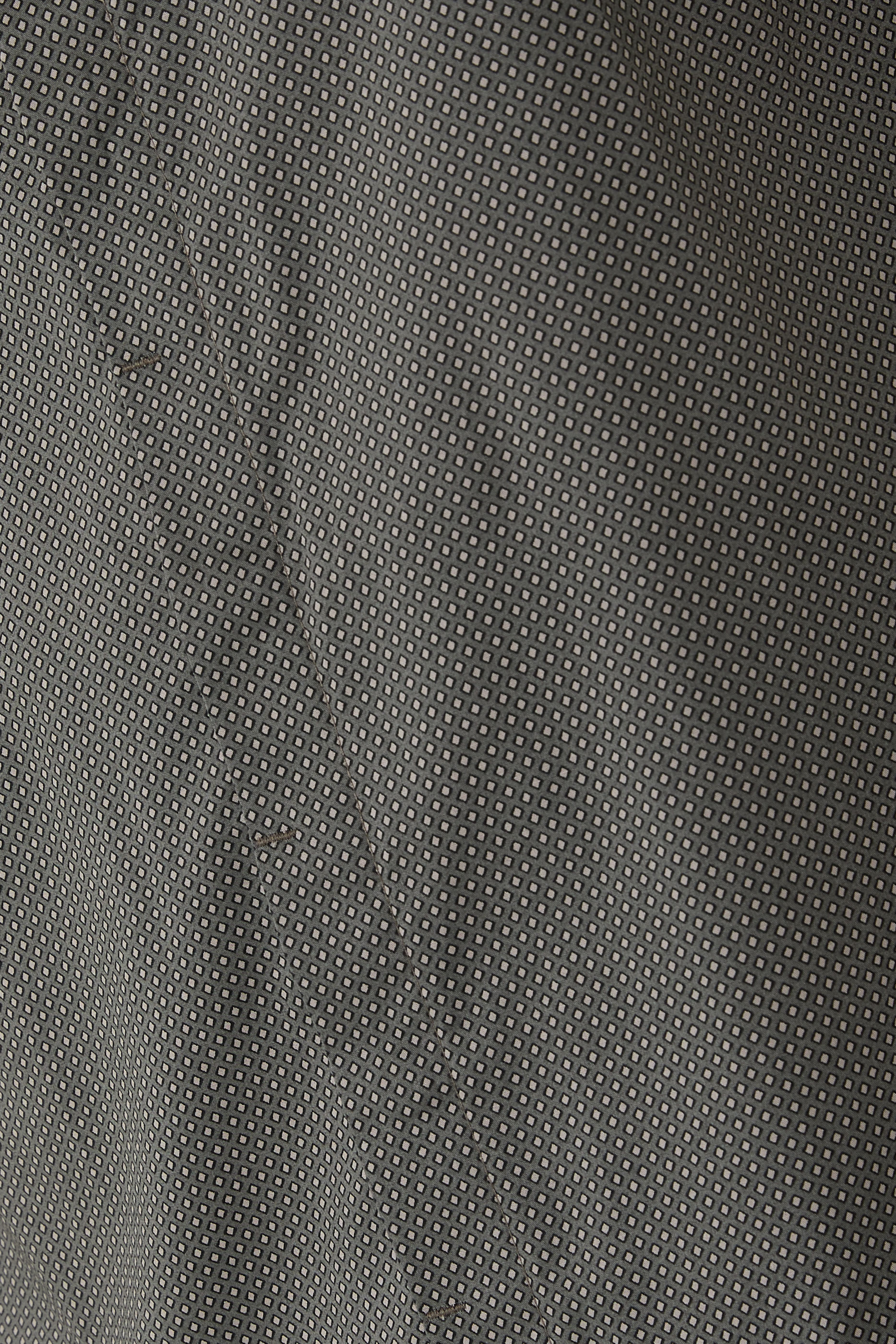 قميص بقصة ضيقة بأكمام قصيرة