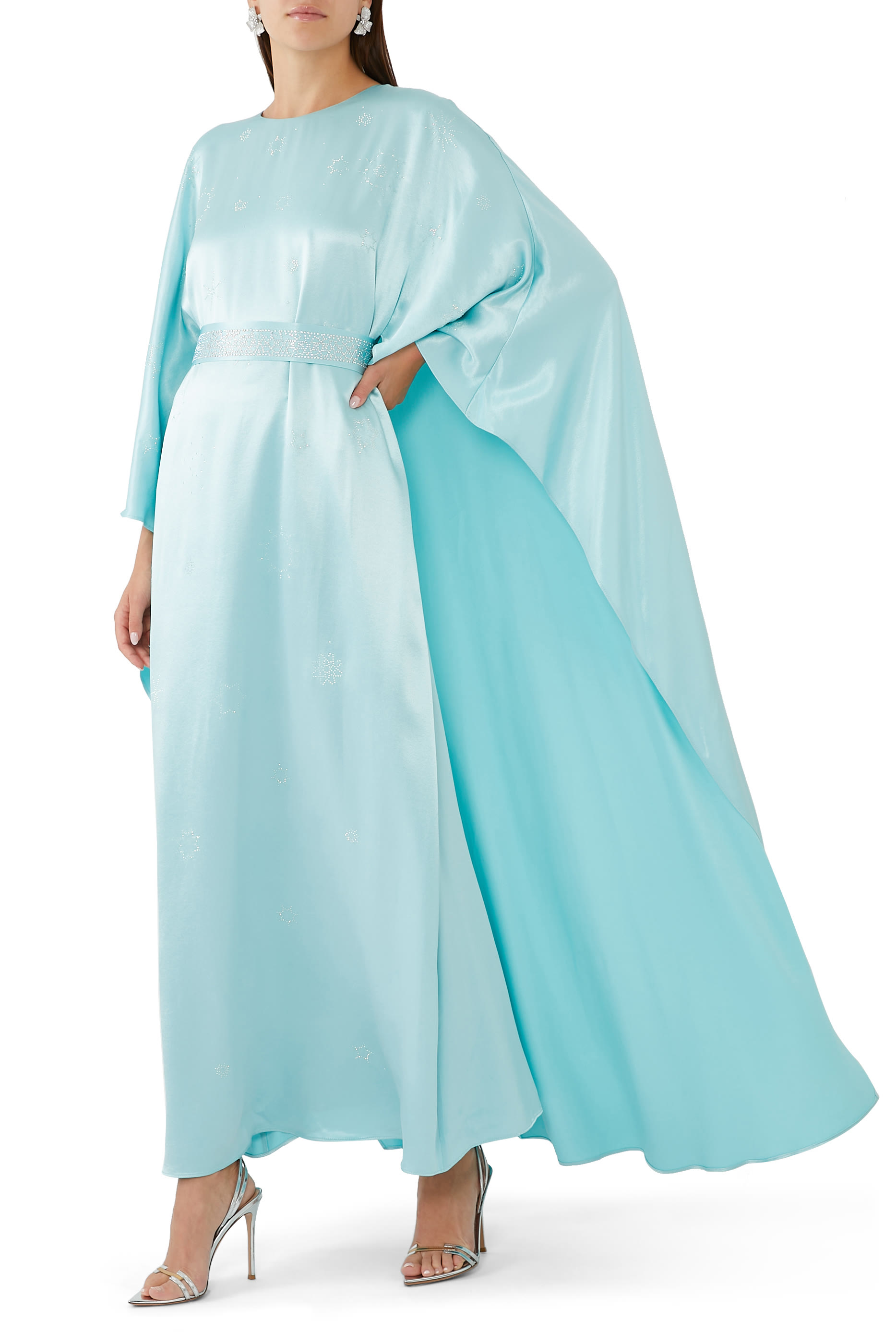 فستان طويل بتطريزات