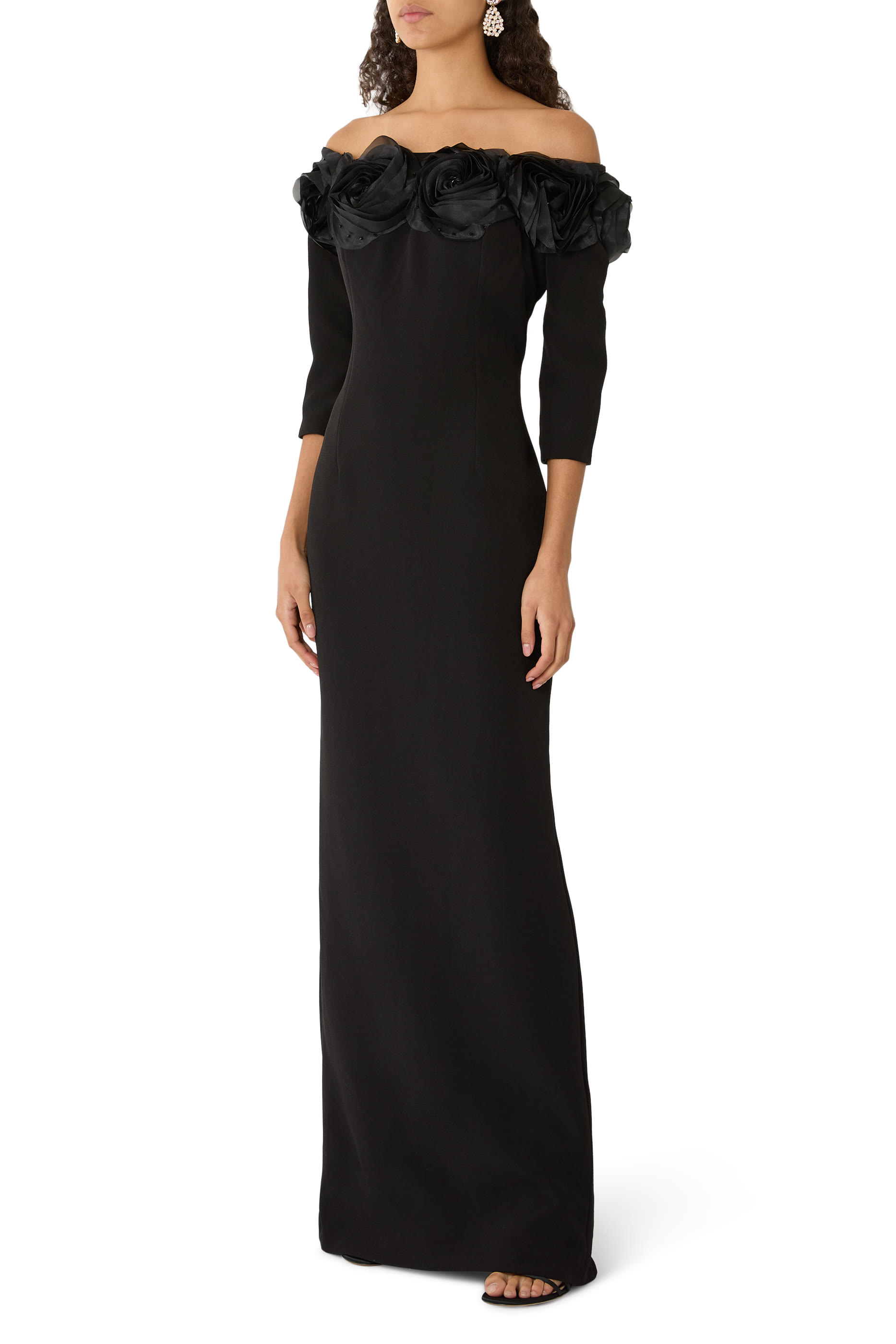 فستان سهرة بأكتاف مكشوفة وزهور بارزة الملمس كريب