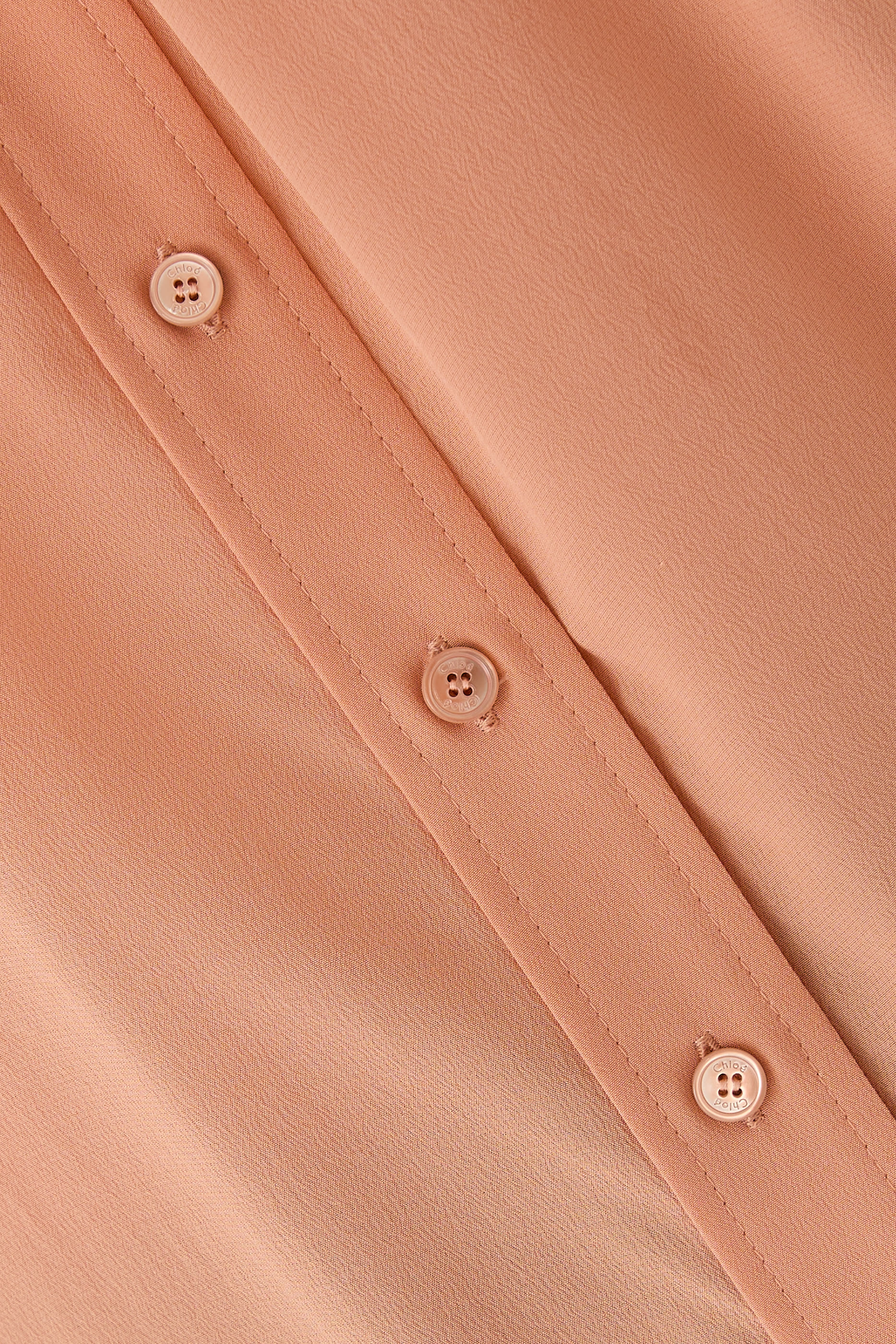 بلوزة بياقة عميقة