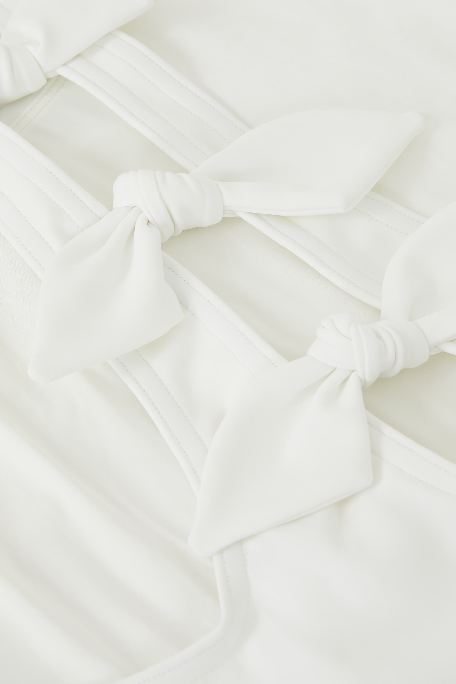 بدلة سباحة إيفرلي بياقة عميقة وربطات فيونكة