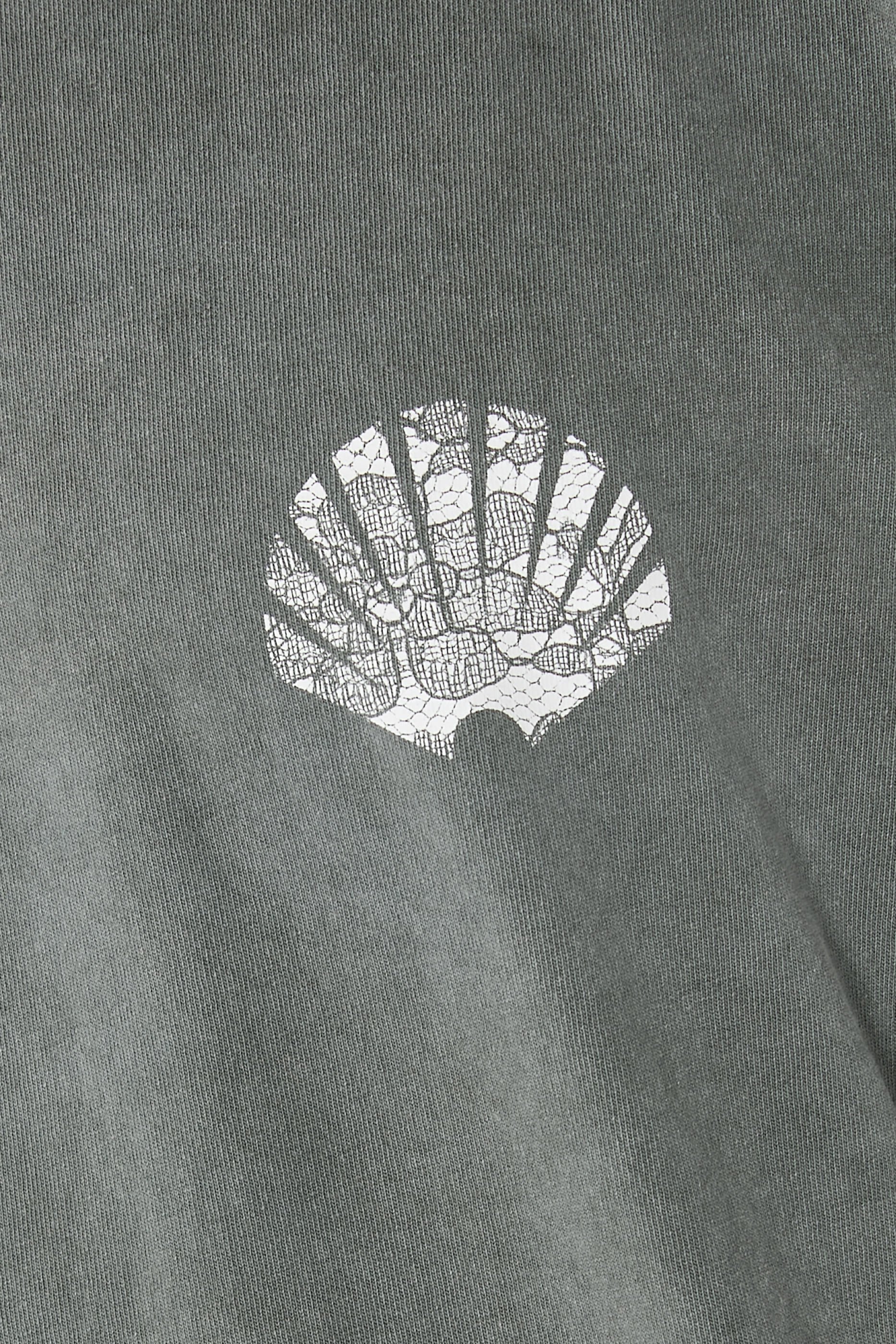 تيشيرت بشعار الماركة ونقشة دانتيل