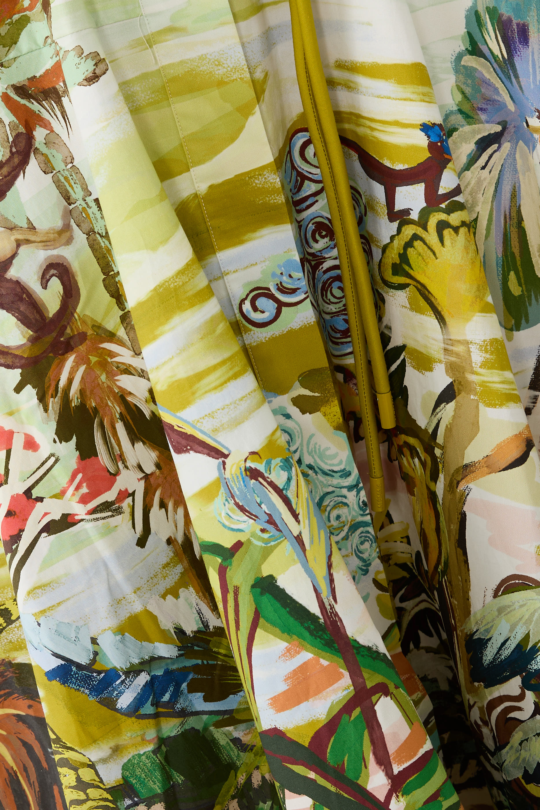 فستان بوجي متوسط الطول بنقشة استوائية حرير