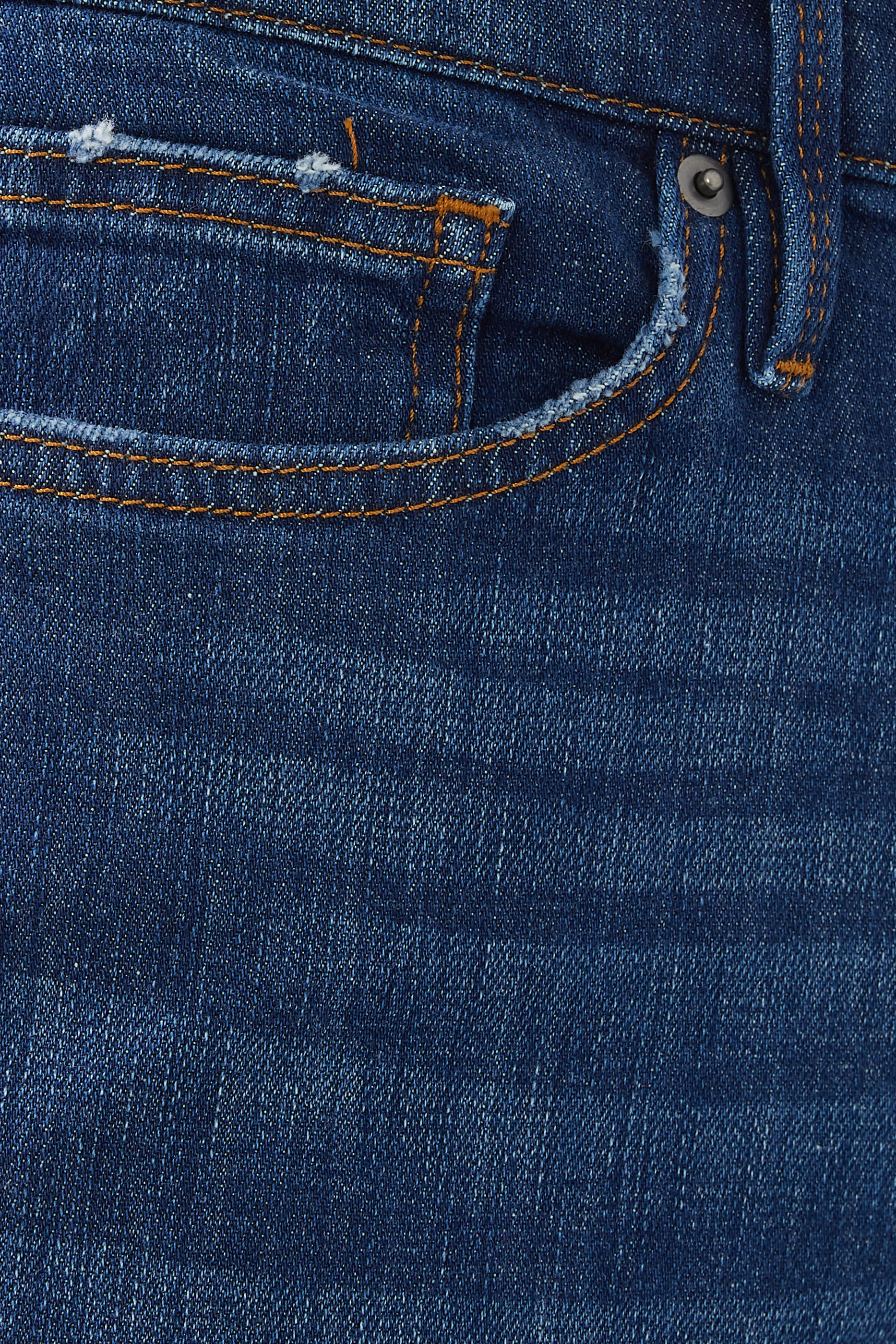 بنطال جينز لوم بقصة ضيقة