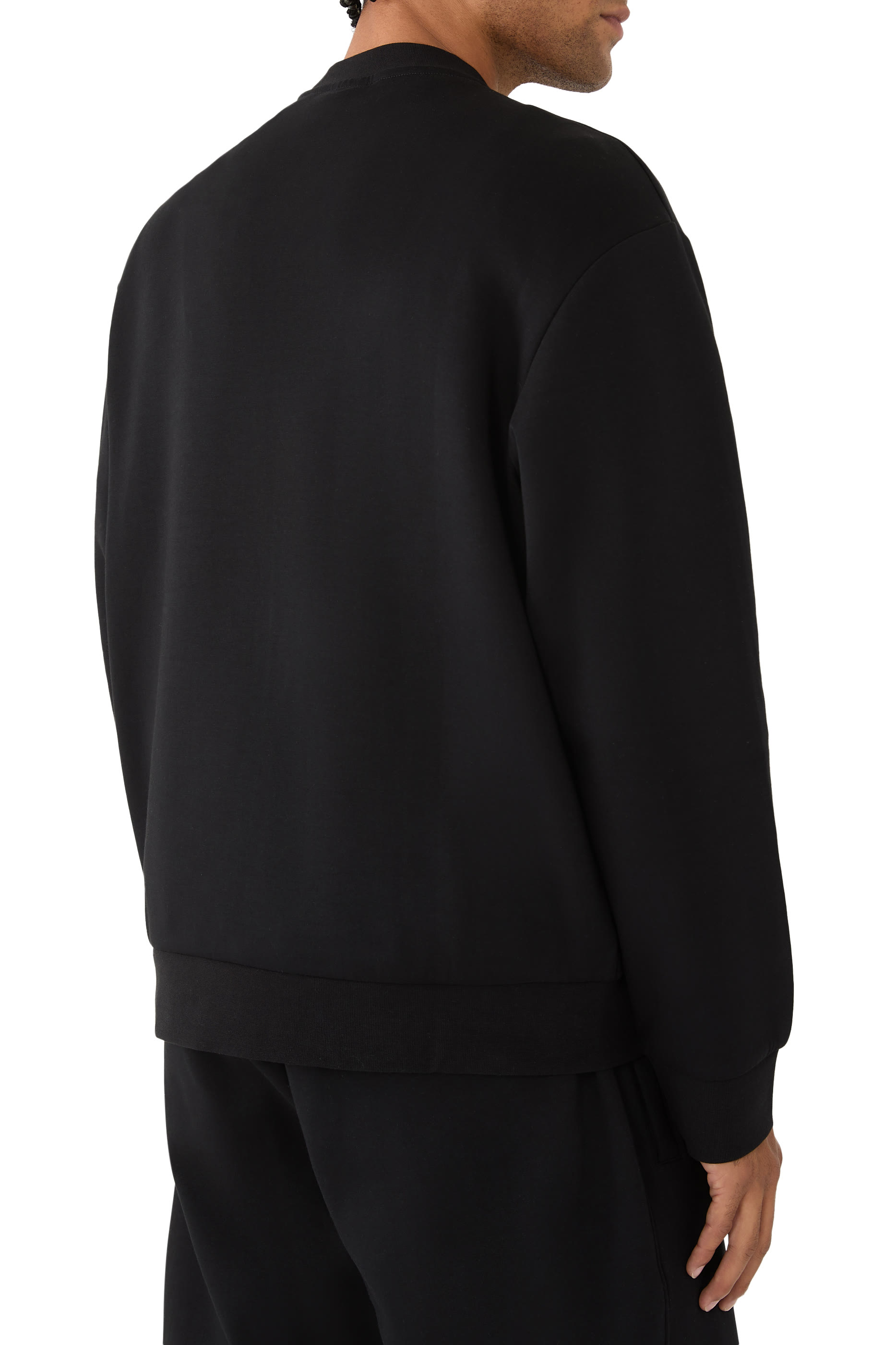 سويت شيرت بياقة ضيقة وشعار الماركة فينيل