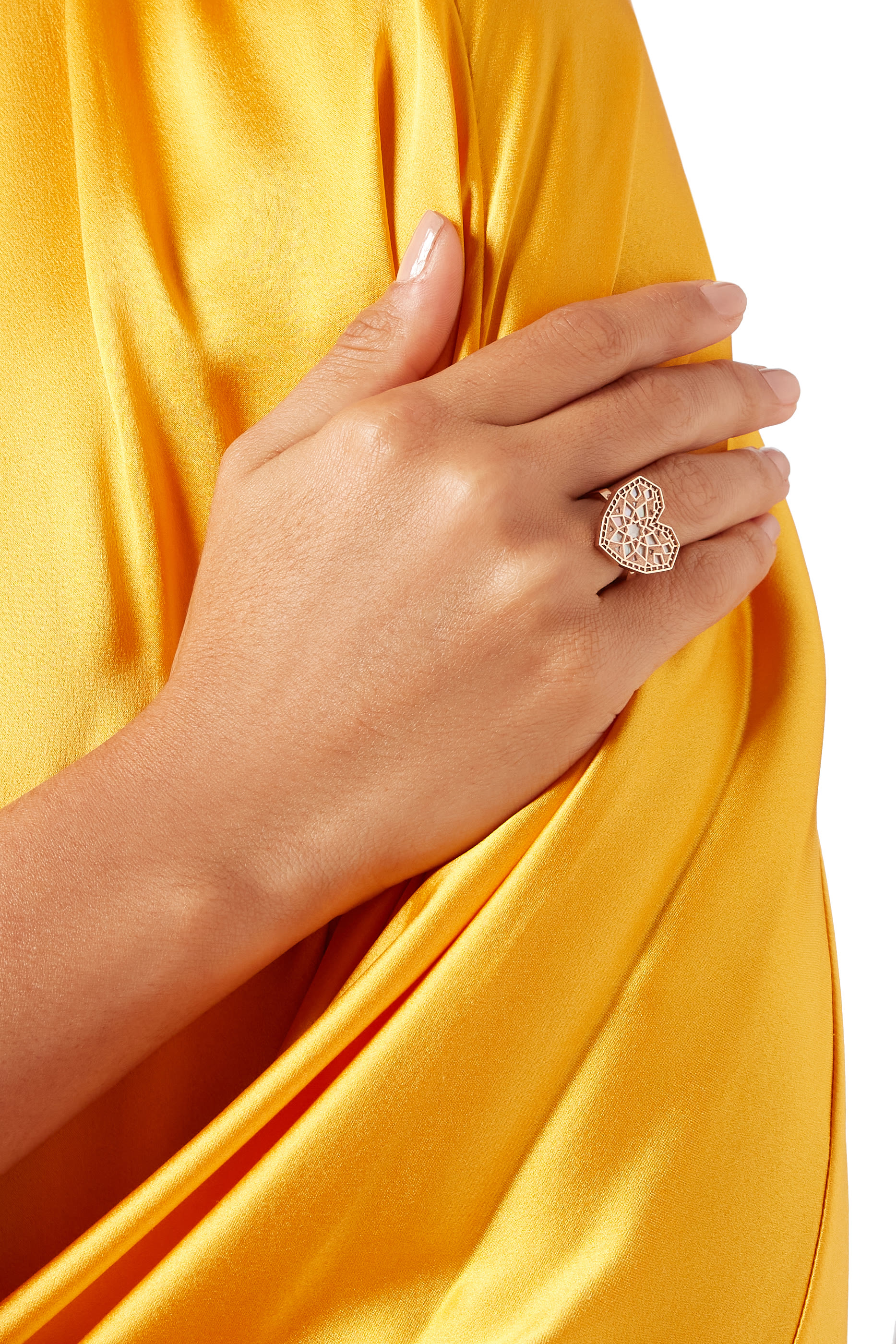 خاتم عود تراث متوسط بتصميم فلب مرصع بعرق الؤلؤ والماس، ذهب وردي عيار 18