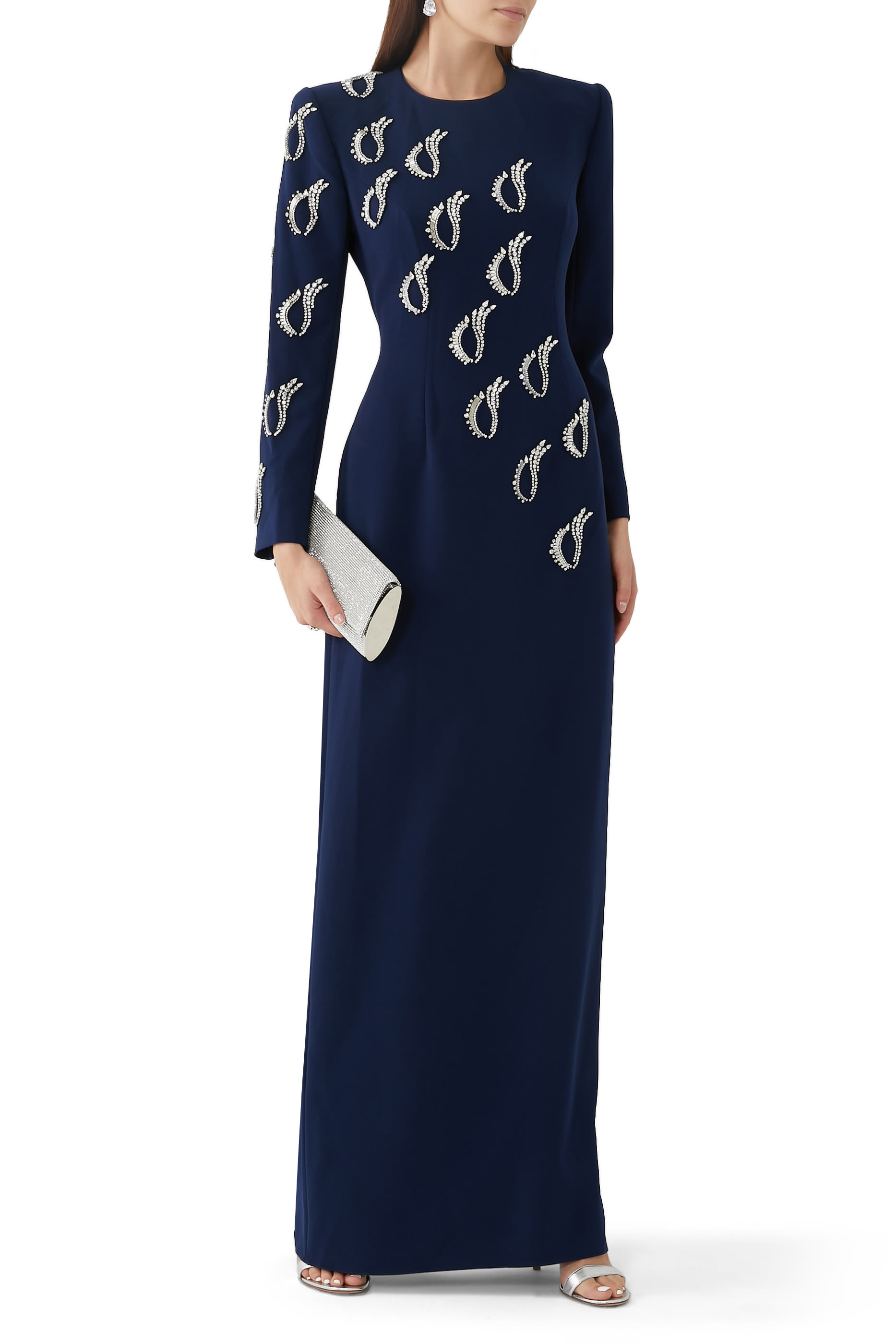 فستان سهرة بأكمام طويلة وتطريزات