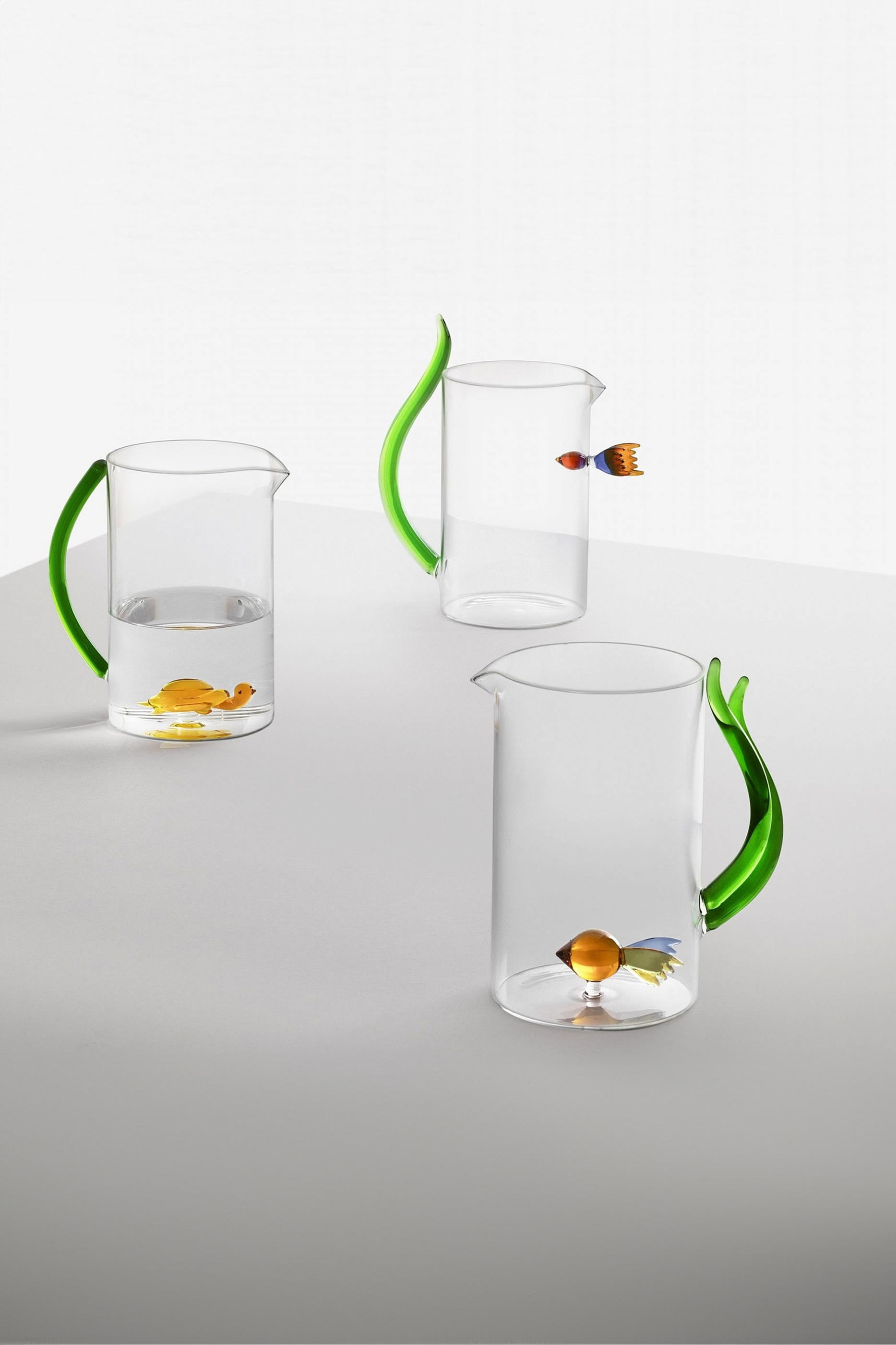 وعاء أنيمال فارم مزين بسمكة بداخله وخارجه