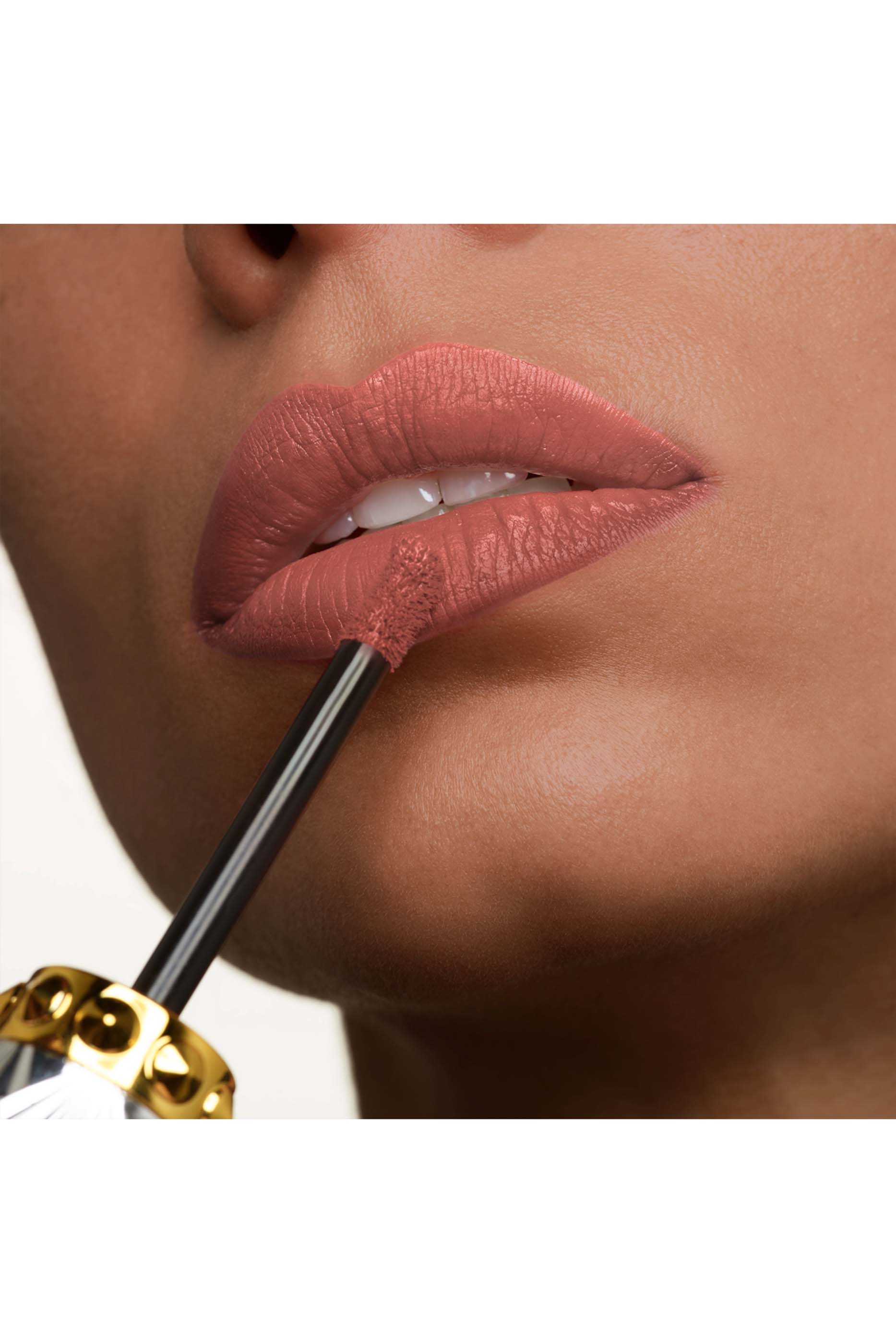 أحمر شفاه يتركيبة سائلة غير لامعة