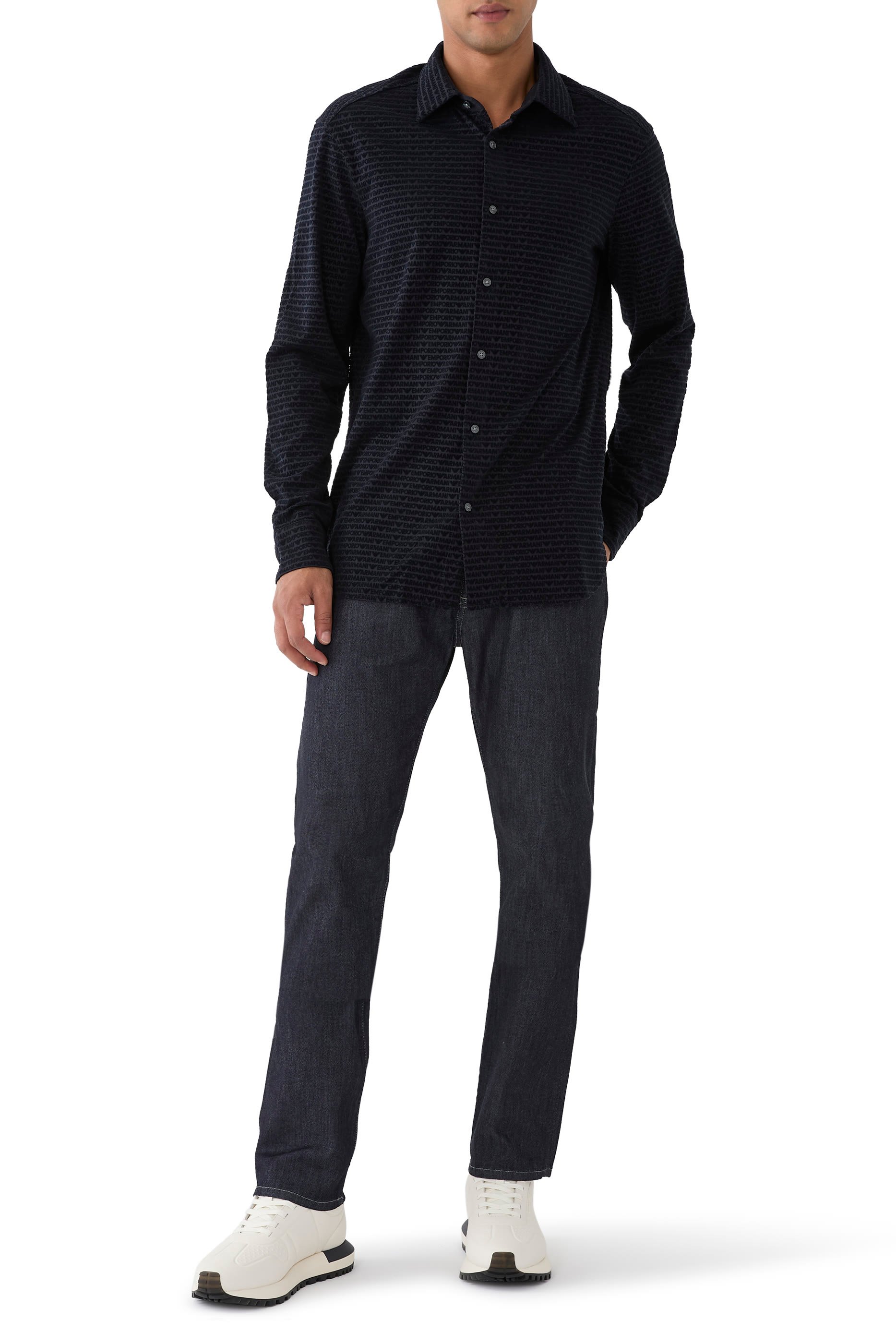 قميص بأكمام طويلة وشعار الماركة بحجم صغير