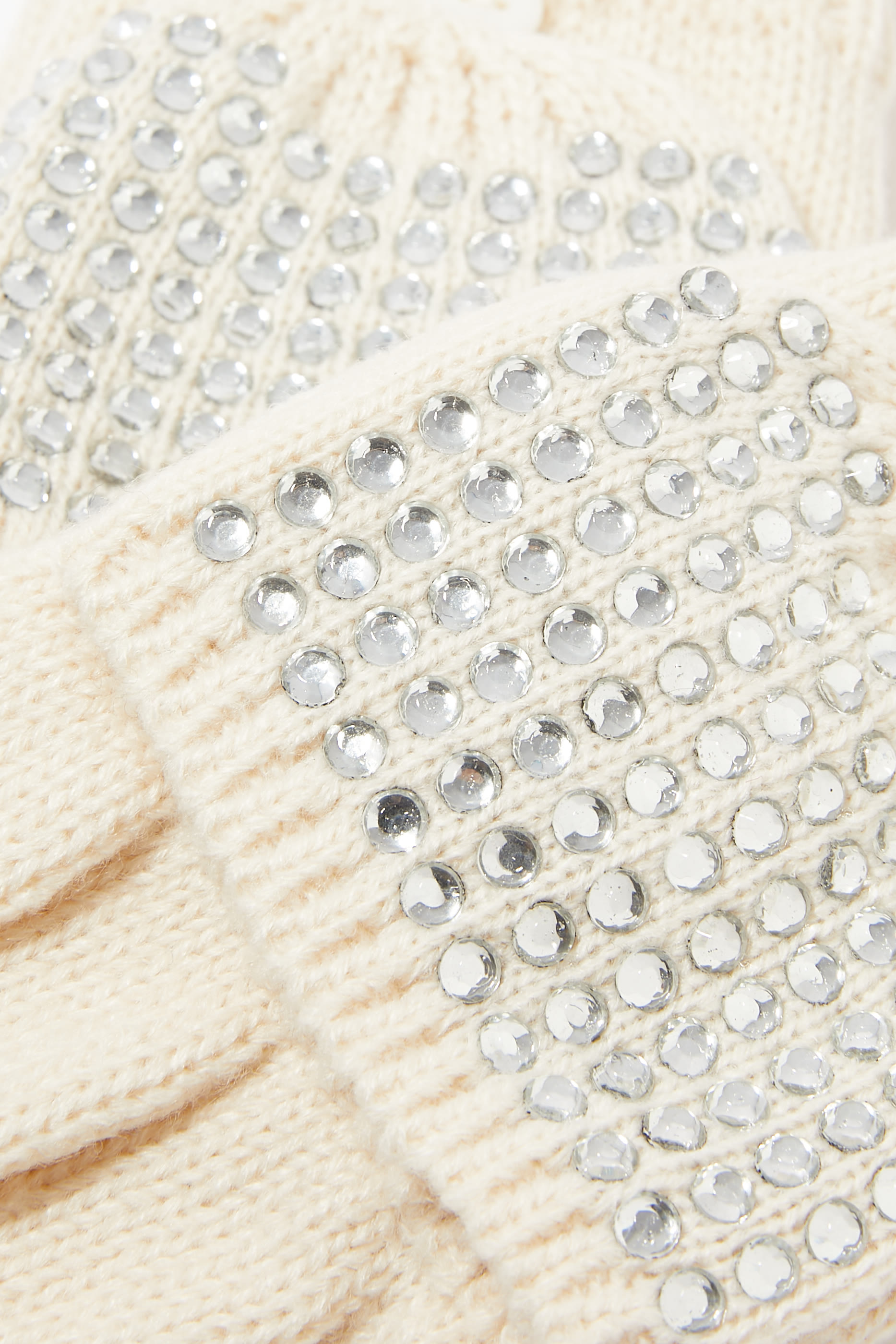 قفازات بالكريستال وشعار الماركة