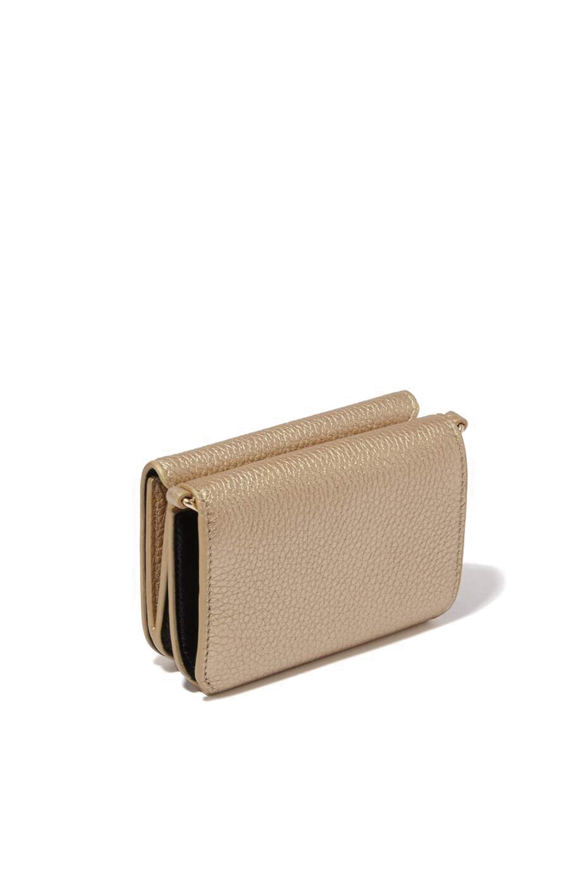 محفظة صغيرة مزينة بسلسلة حصريا للشرق الأوسط