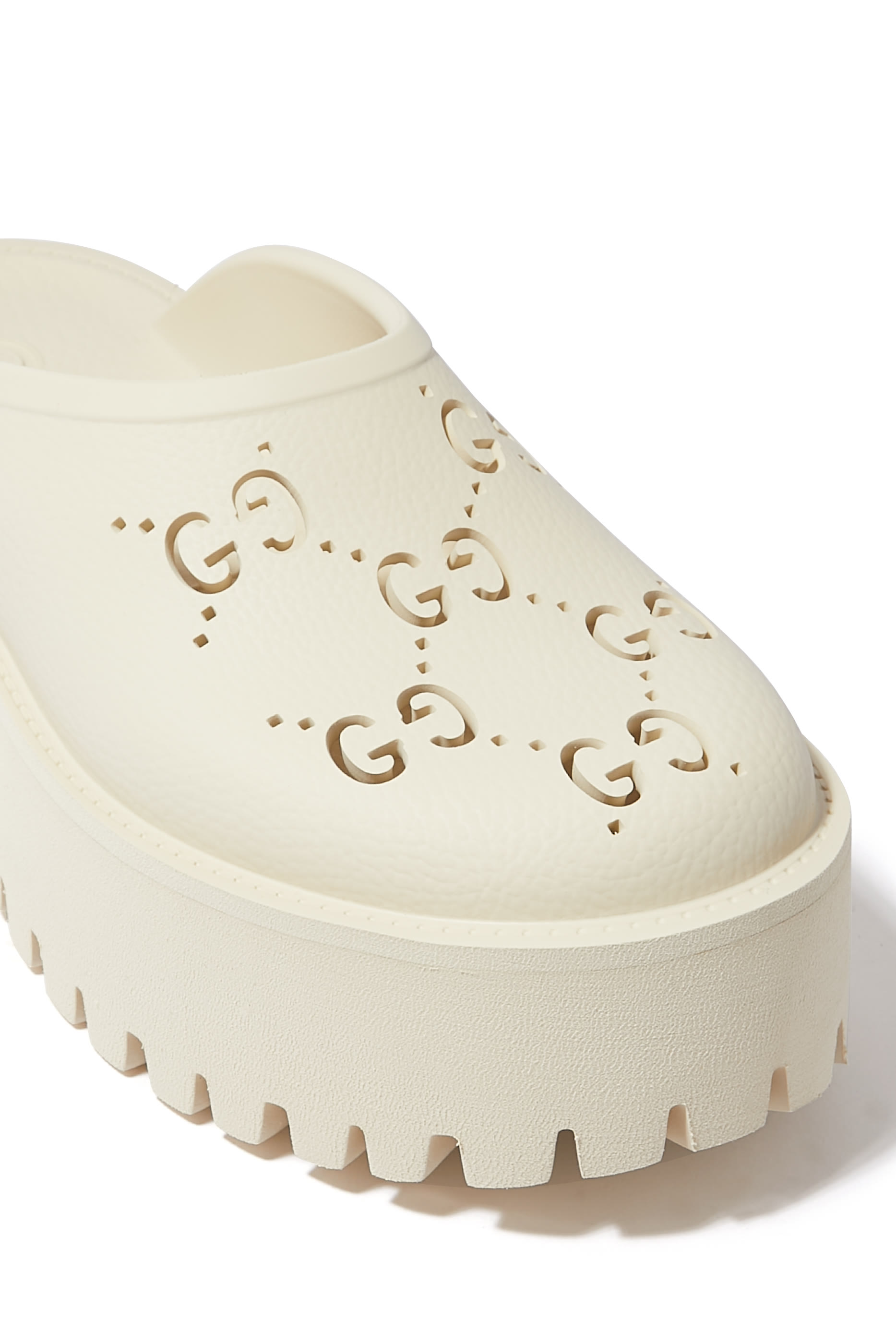 صندل مثقوب بنعل سميك مطاط