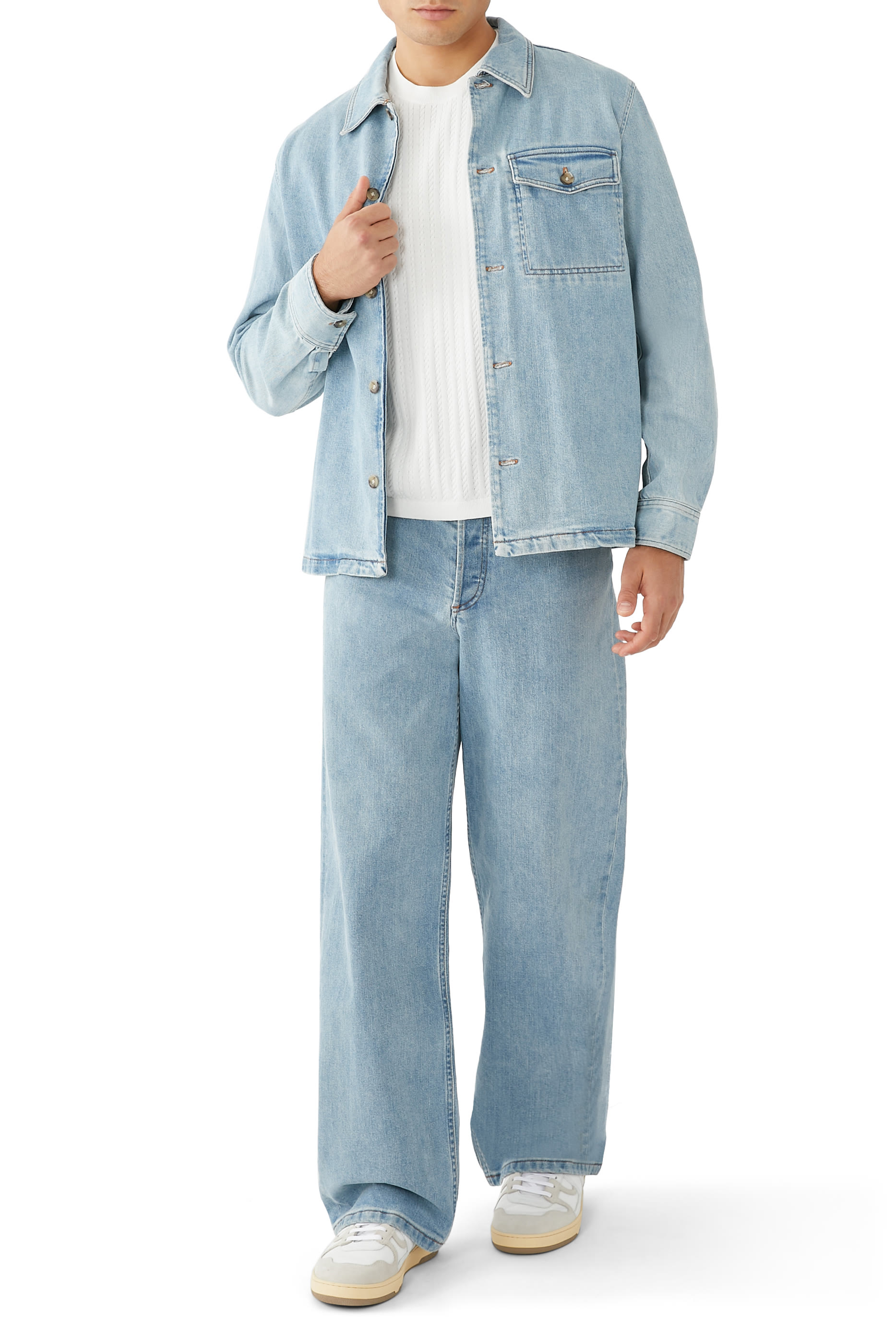 قميص بياقة ضيقة وأكمام قصيرة