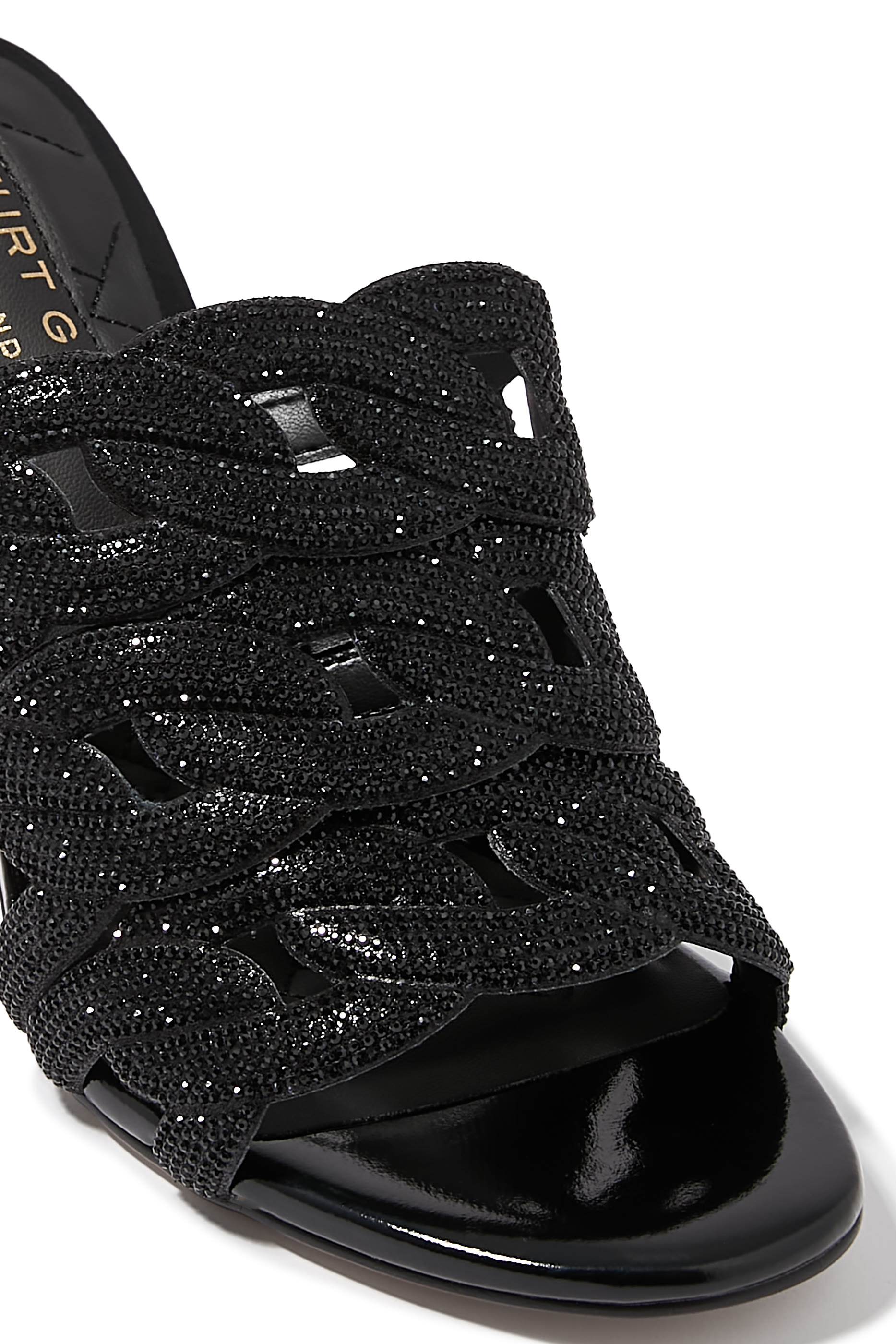 حذاء 85 مفتوح من الخلف مزين بكريستال وتفاصيل سلسلة