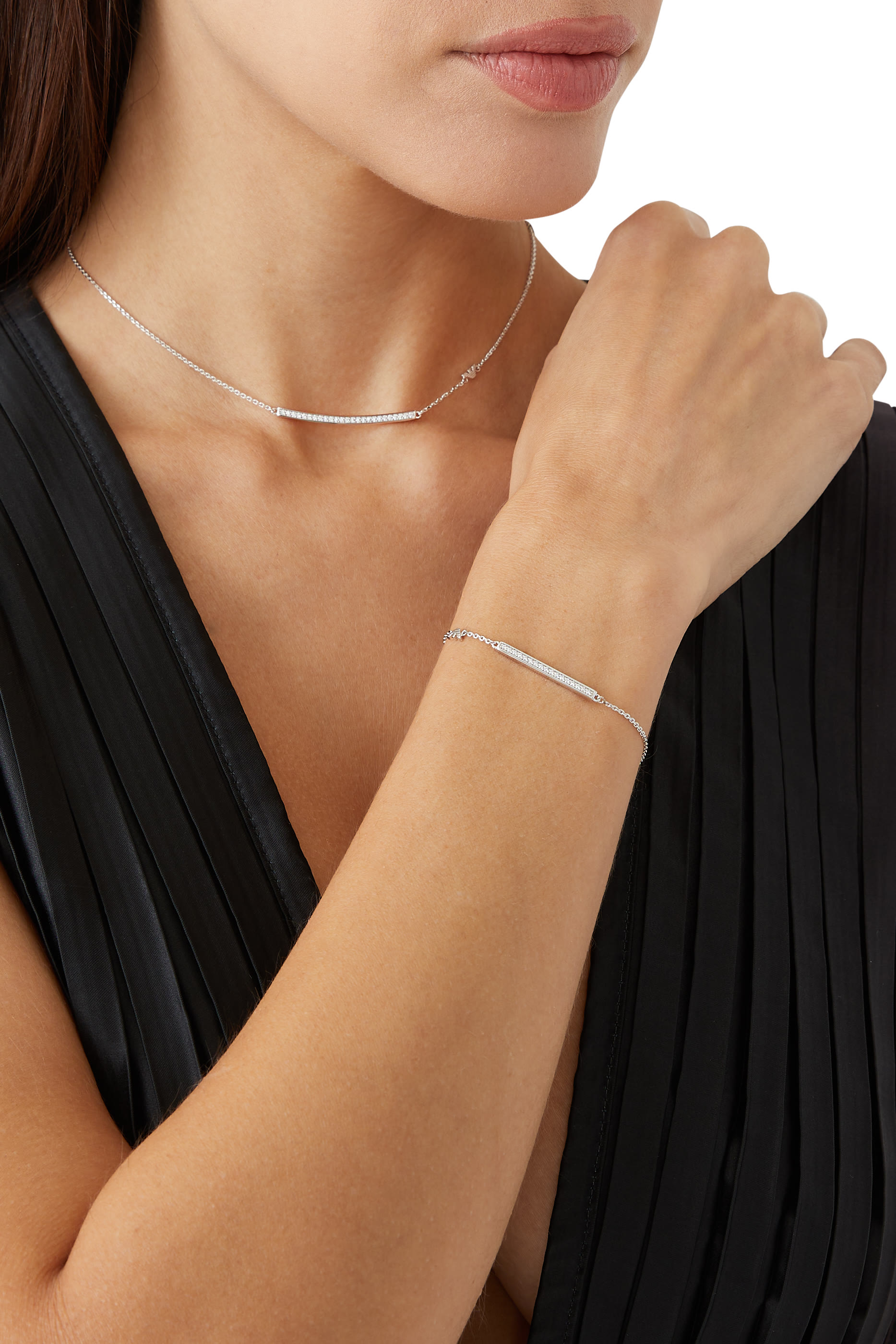 قلادة بحلية مستطيلة مرصعة بأحجار زركونيا مكعبة فضة إسترلينية