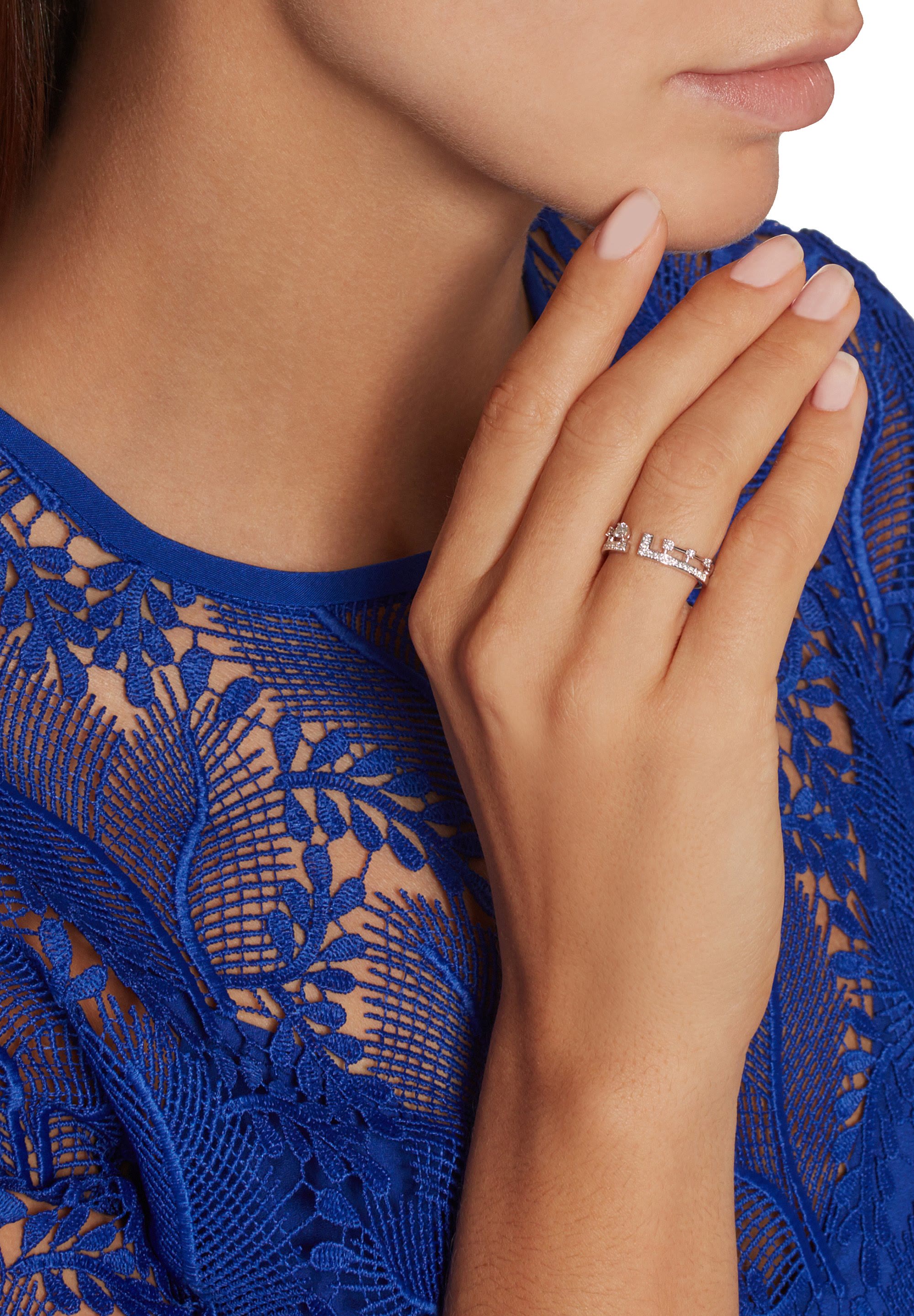 خاتم أفنيوز بتصميم غير متماثل مرصع بماس