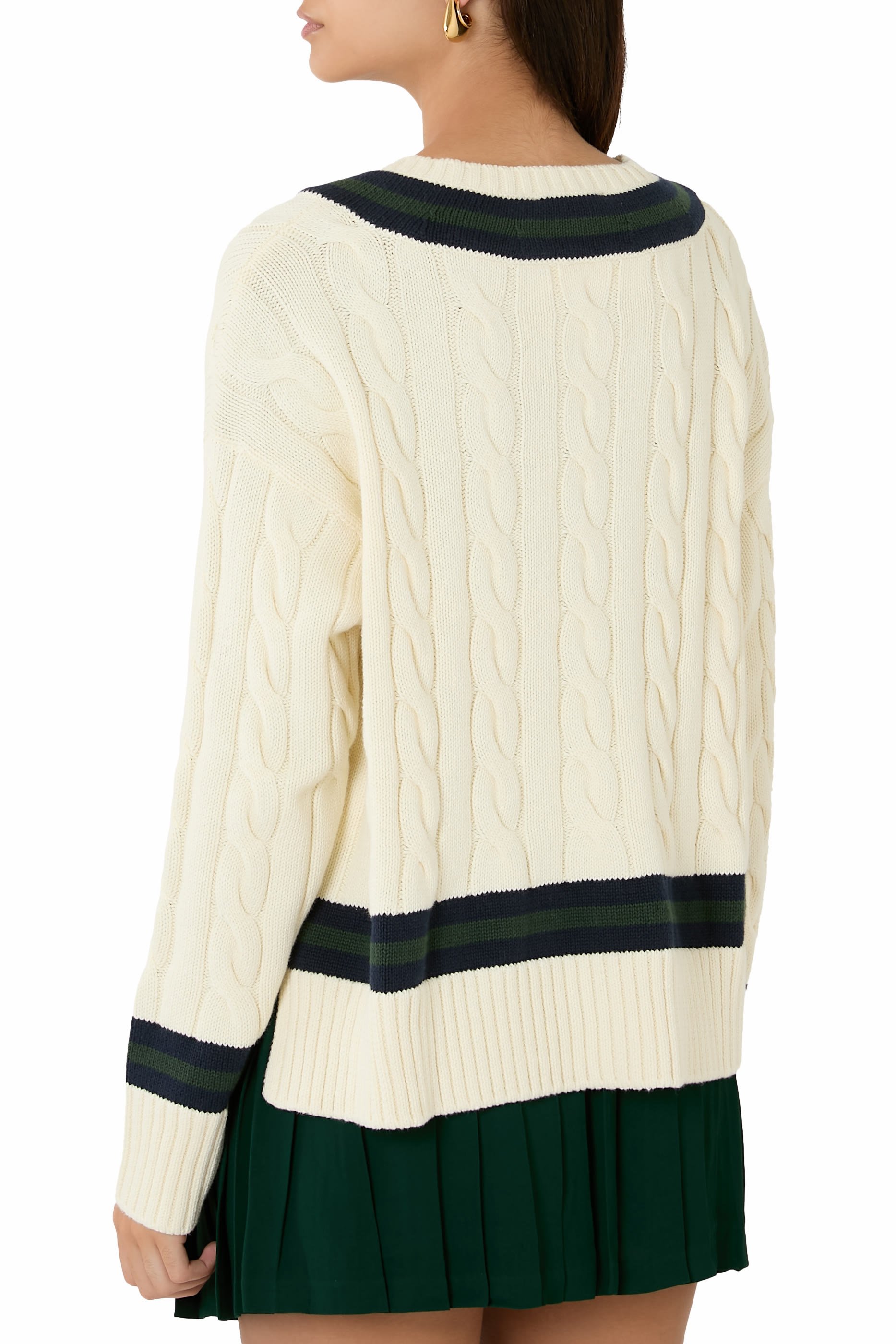 كنزة بغرزة الضفيرة، ياقة V وشعار الماركة