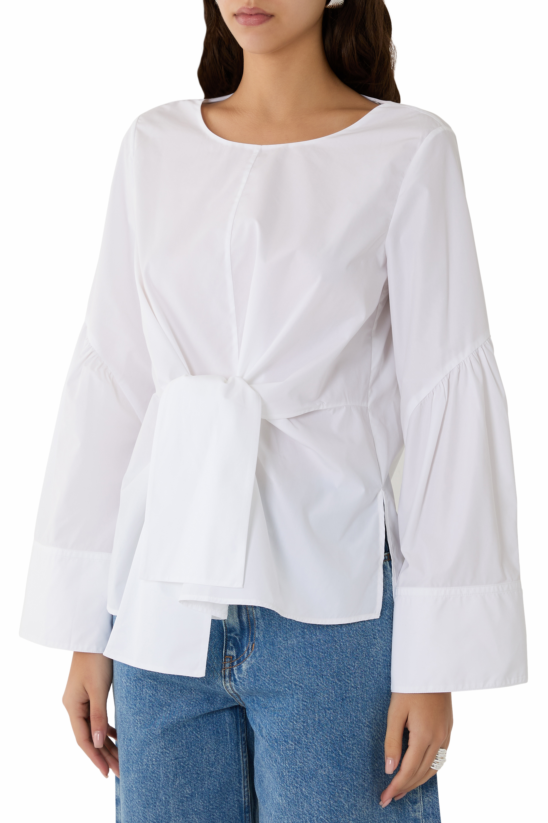 بلوزة برباط في الأمام