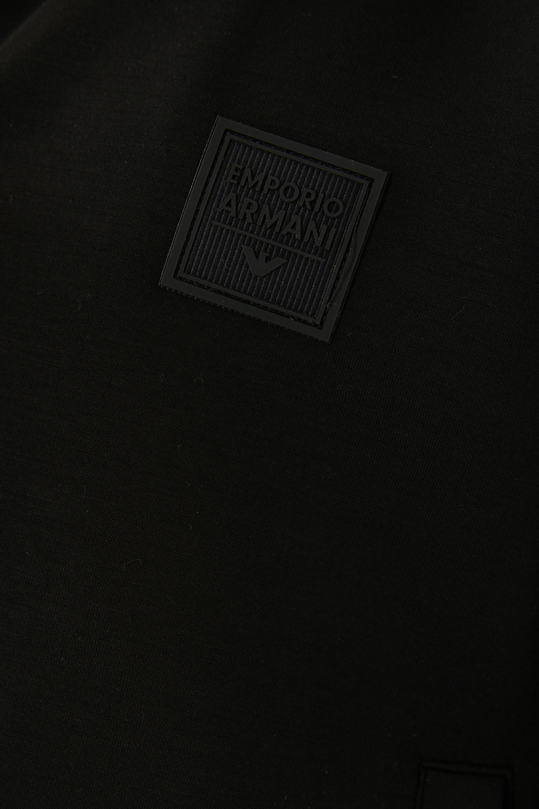 بدلة رياضية بشعار الماركة