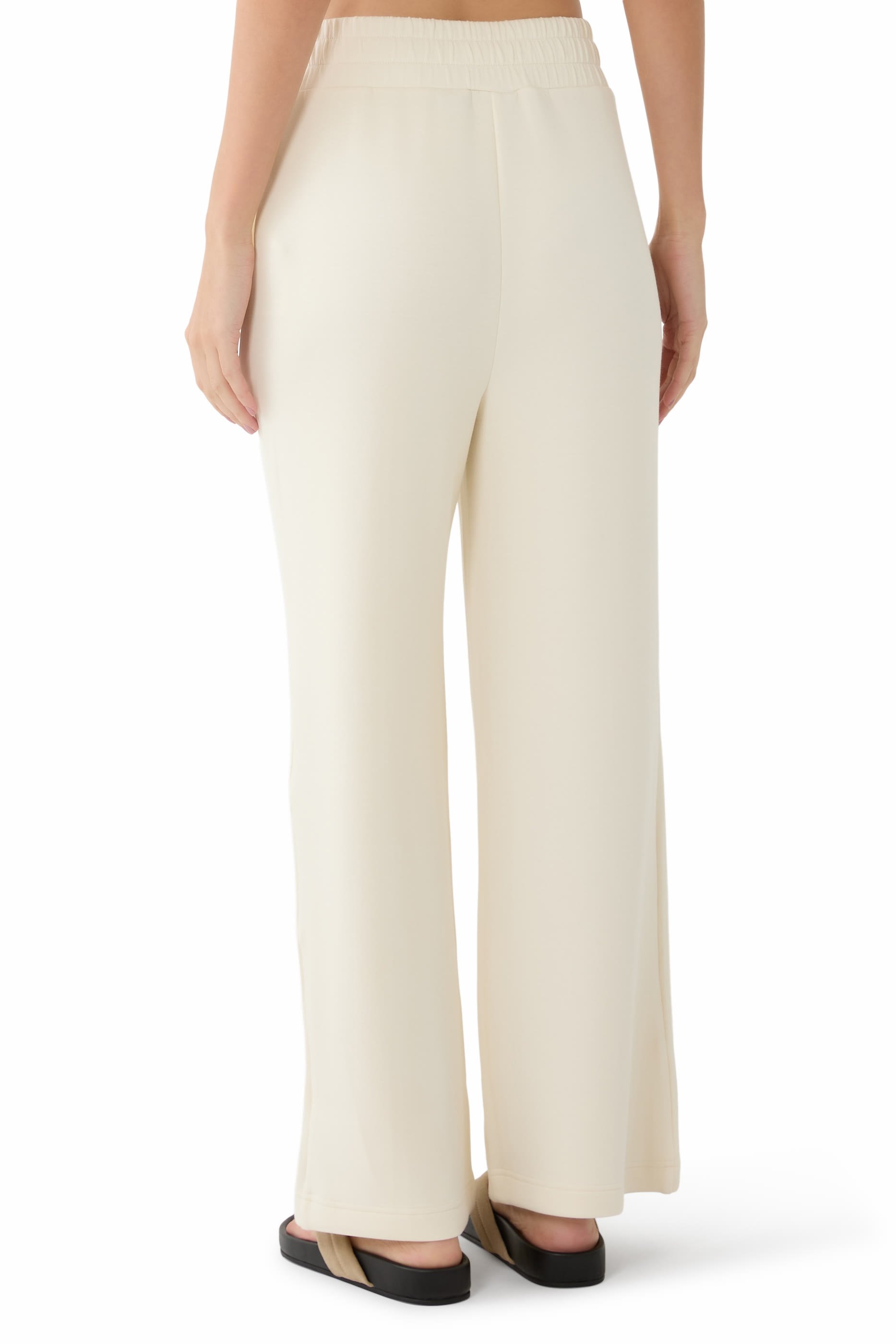 بنطال بقصة ساق واسعة