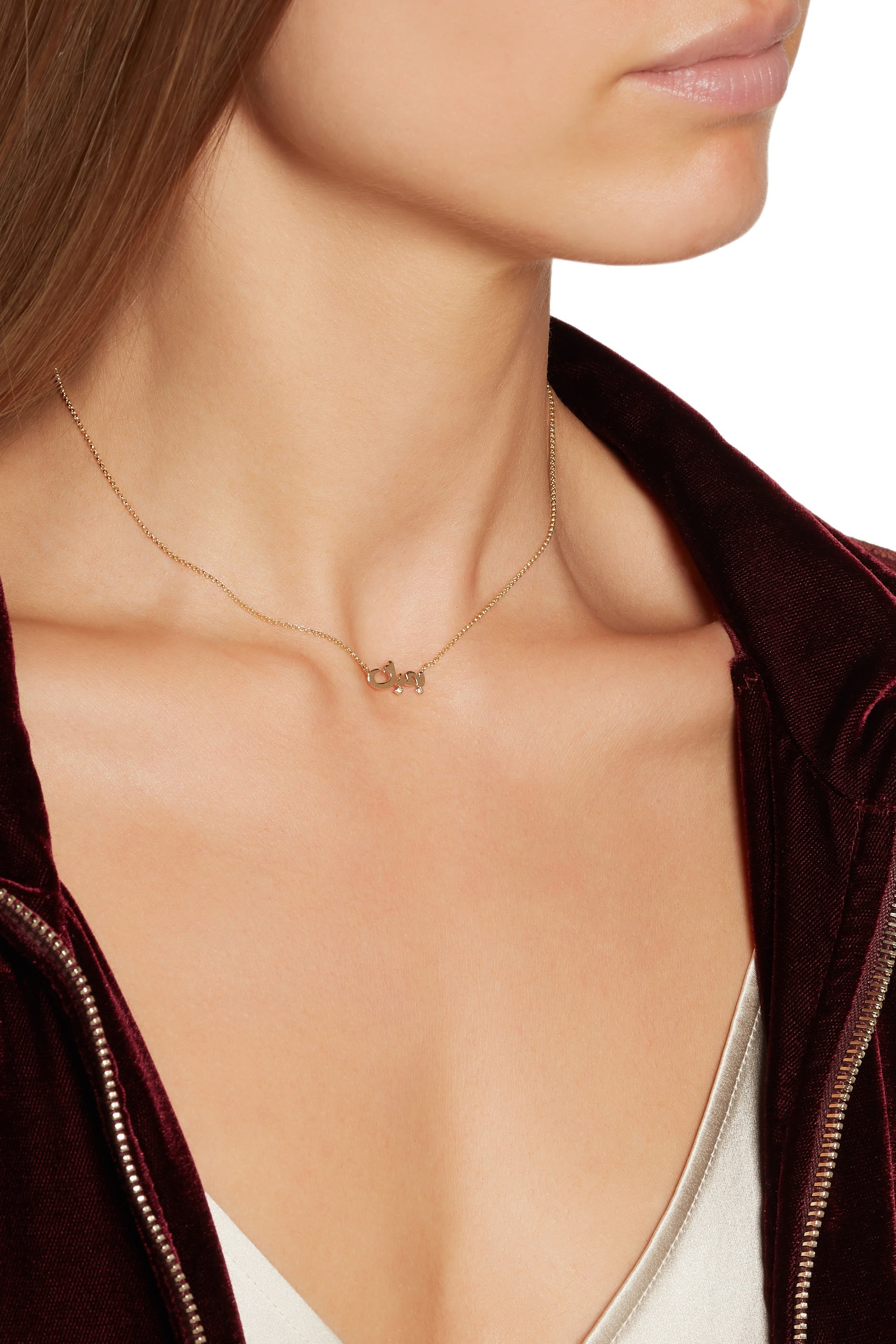 قلادة بحلية بتصميم كلمة بحبك مرصعة بالماس ذهب أصفر عيار 18