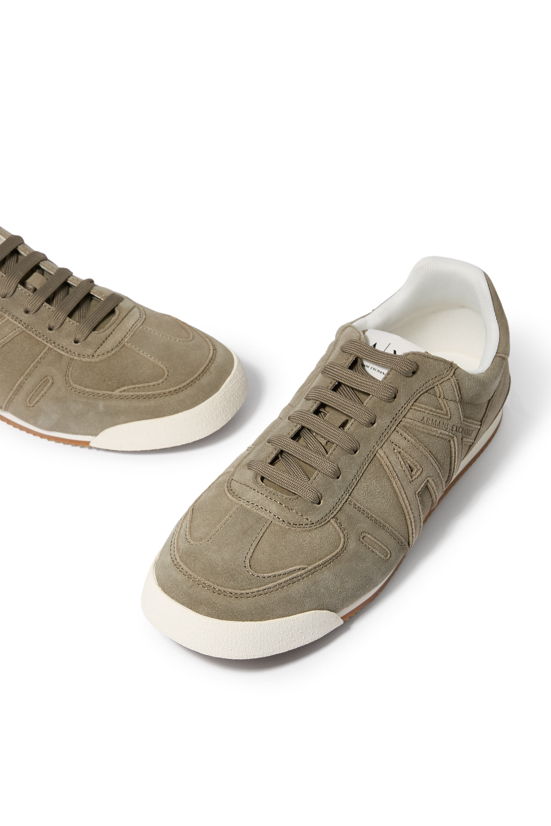 سنيكرز قماش تقني بشعار الماركة