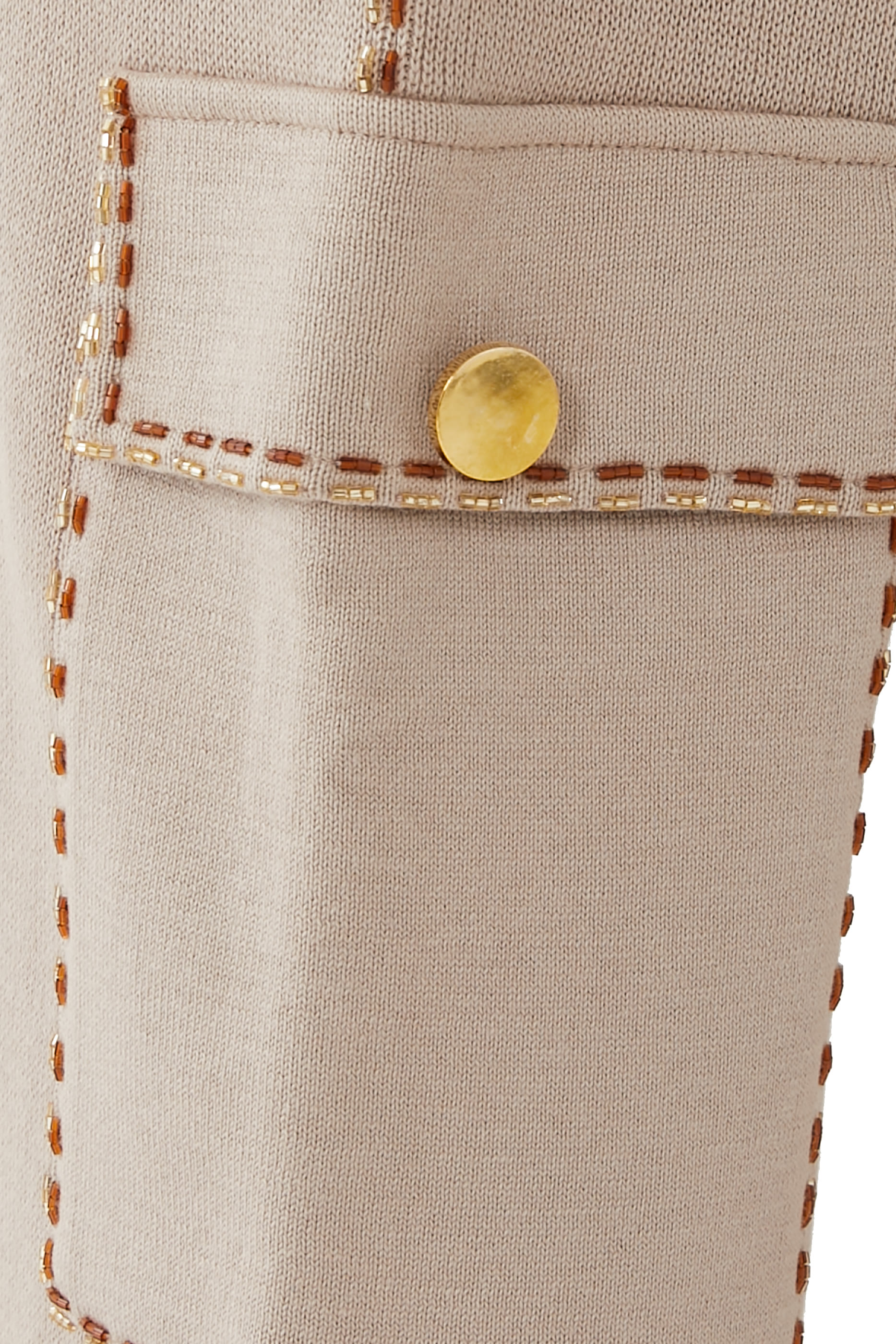 بنطال بقصة ساق مستقيمة وجيوب بغطاء وحافة مطرزة بالخرز