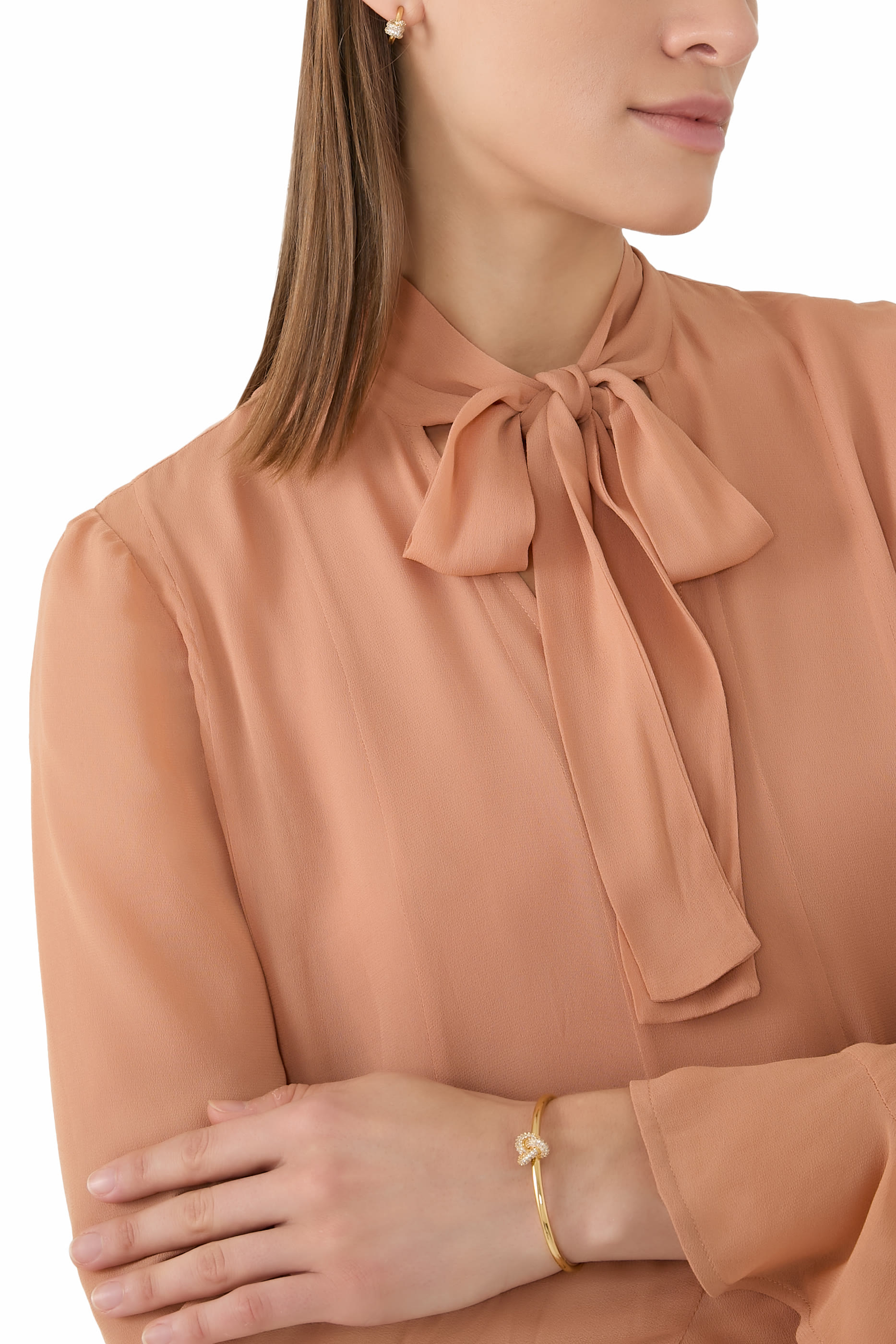 سوار بحلية بتصميم عقدة مزدوجة بأحجار زركونيا بافيه ومشبك مفصلي، معدن مطلي وستانلس ستيل