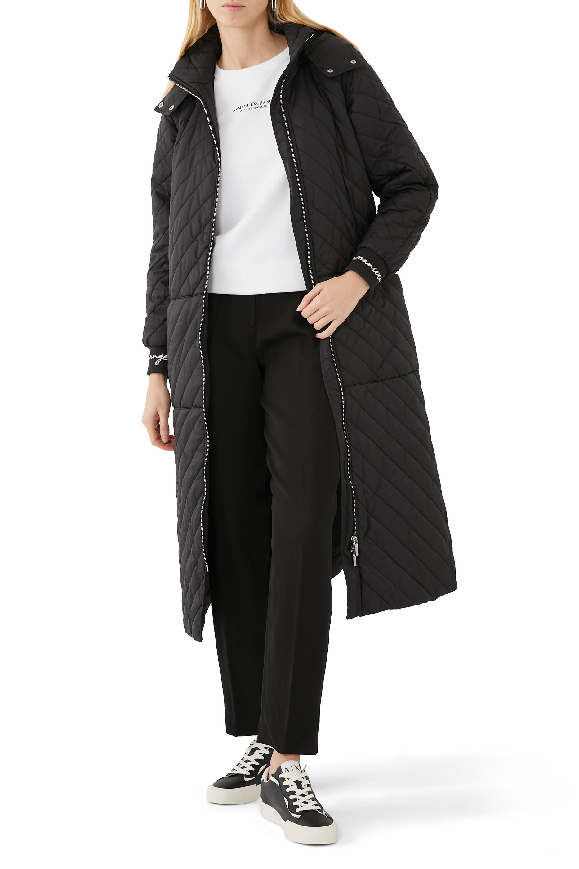 قميص بأكمام طويلة بطبعات شعار الماركة