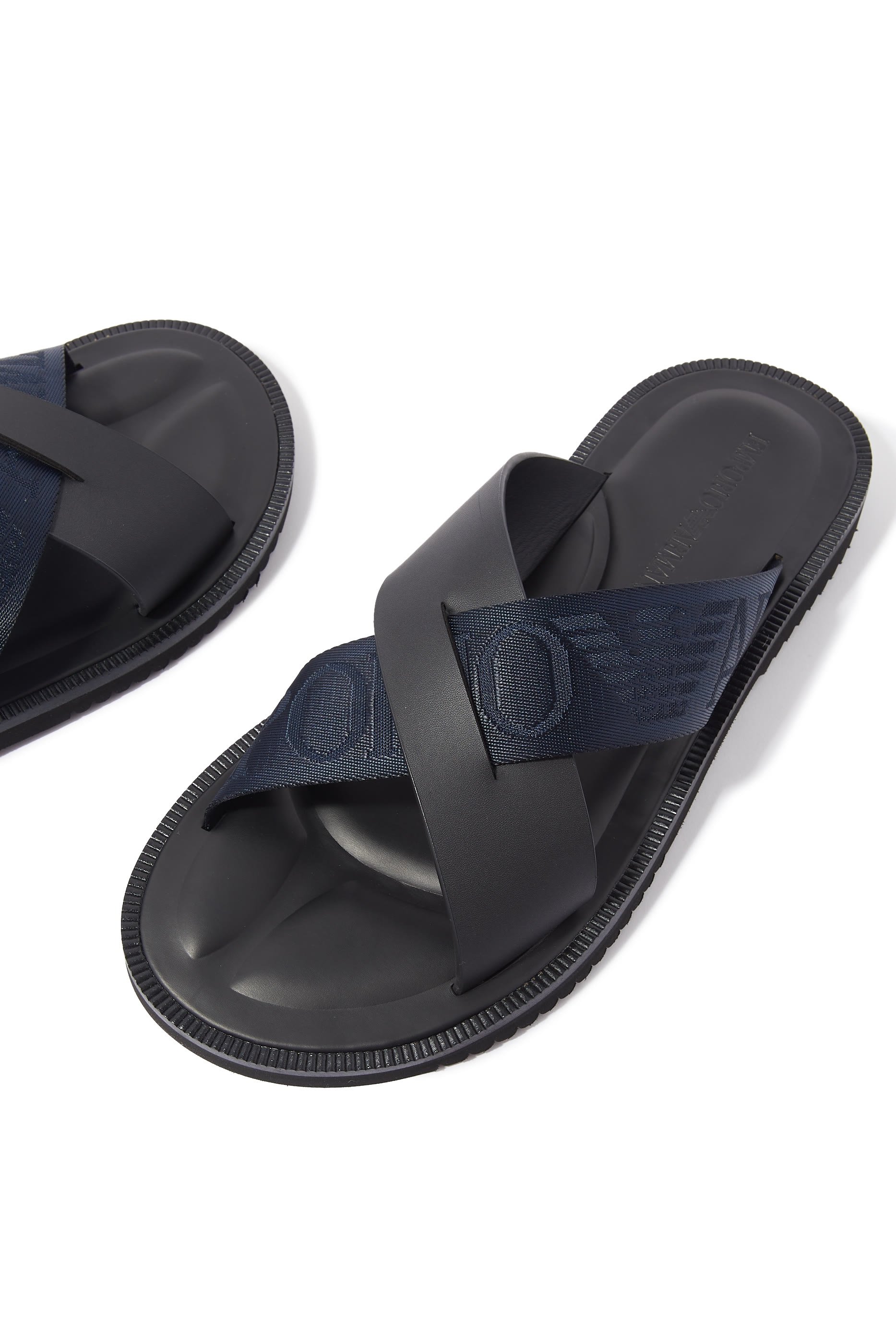 صندل جلد بنقشة شعار الماركة جاكار