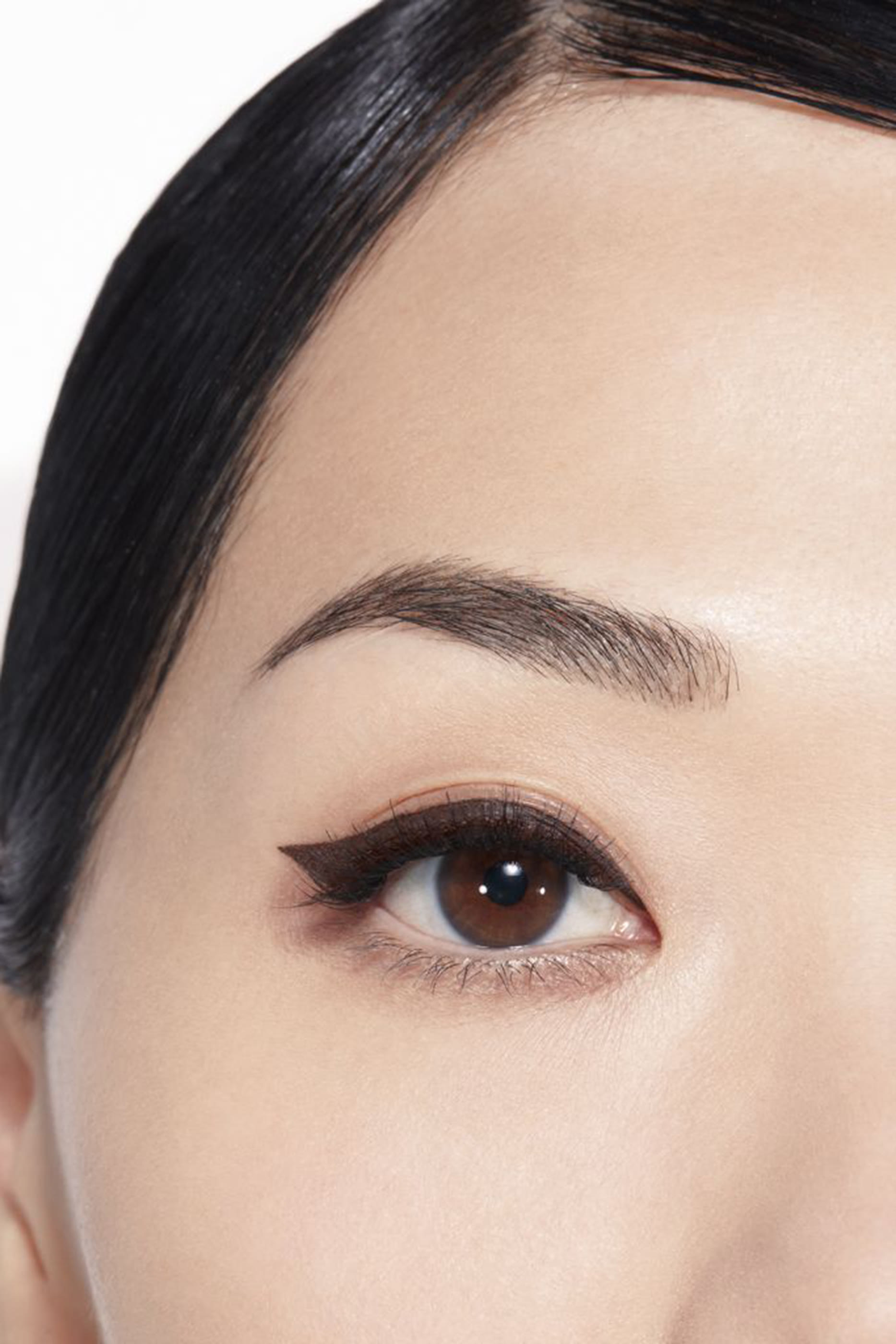 مستحضر سائل فائق الدقة لتحديد محيط العينين، طويل الثبات ومقاوم للماء LE LINER DE CHANEL