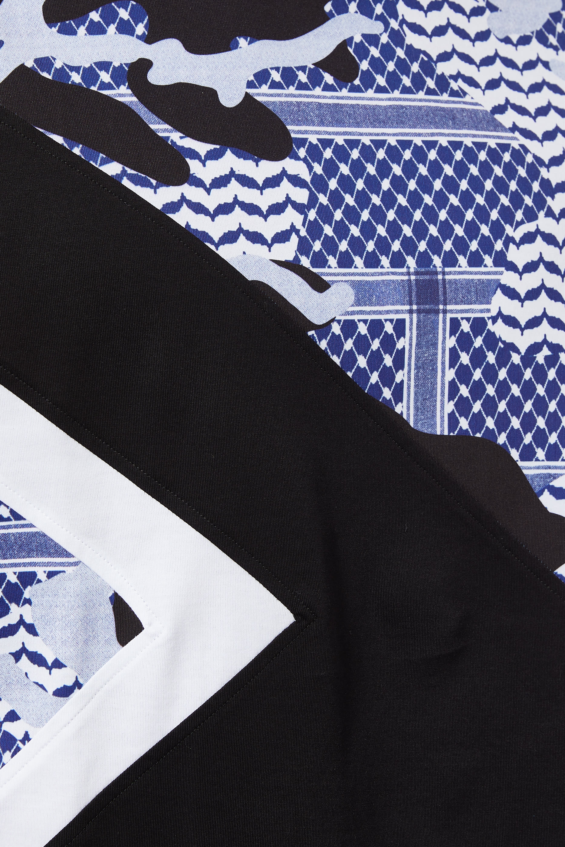 تي شيرت بنقشة مموهة