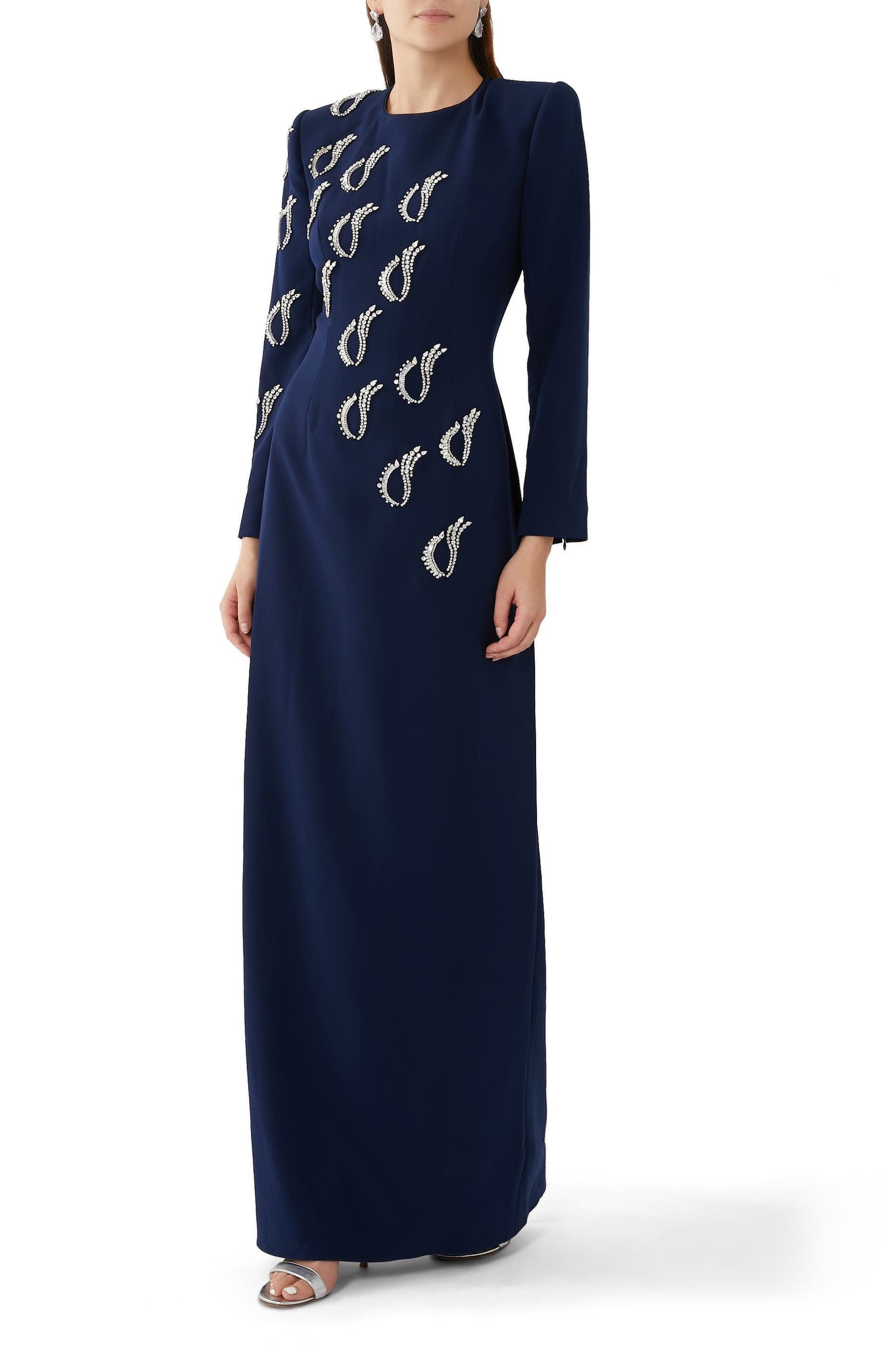 فستان سهرة بأكمام طويلة وتطريزات