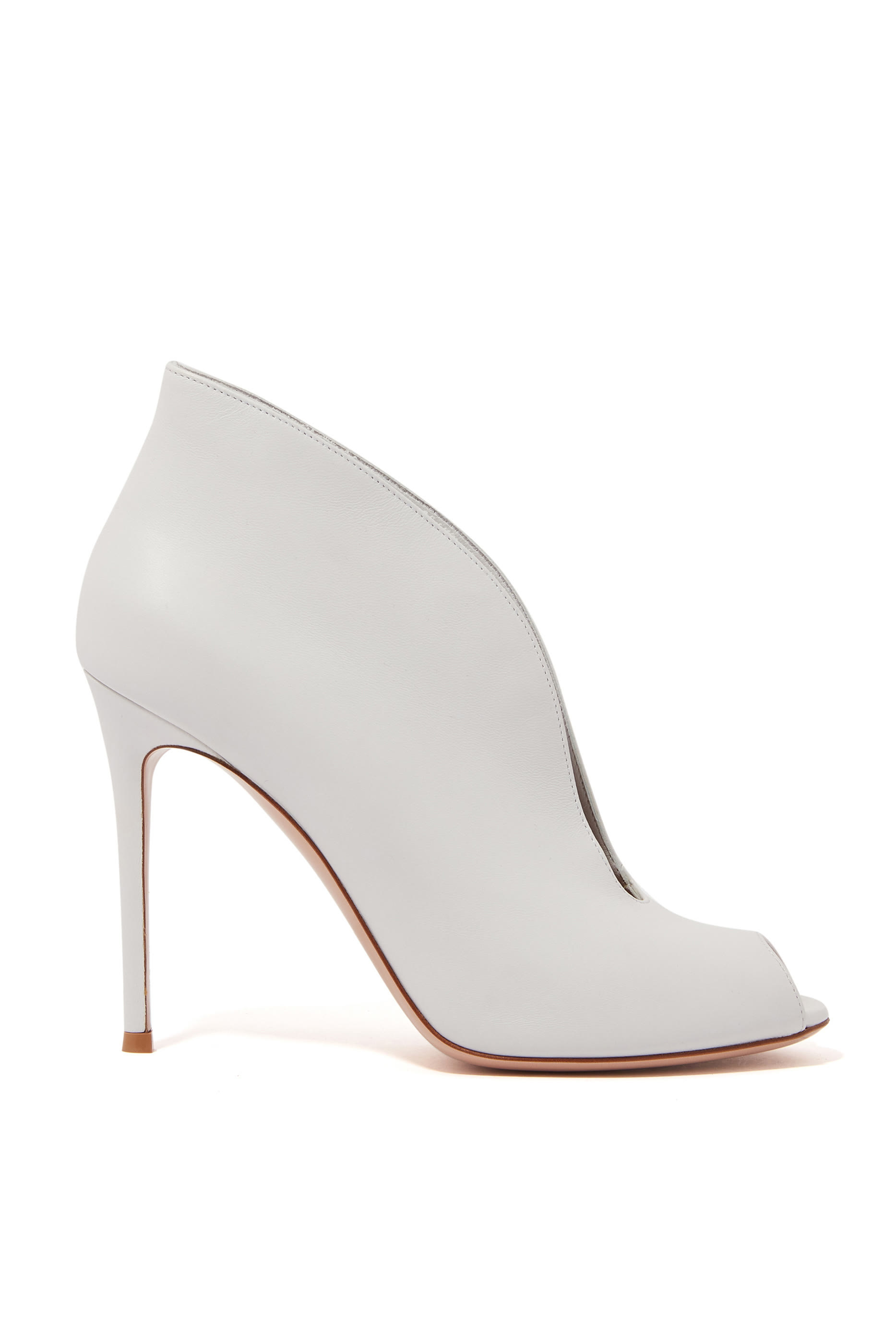 حذاء جلد فوق الكاحل بتصميم مقوس أبيض