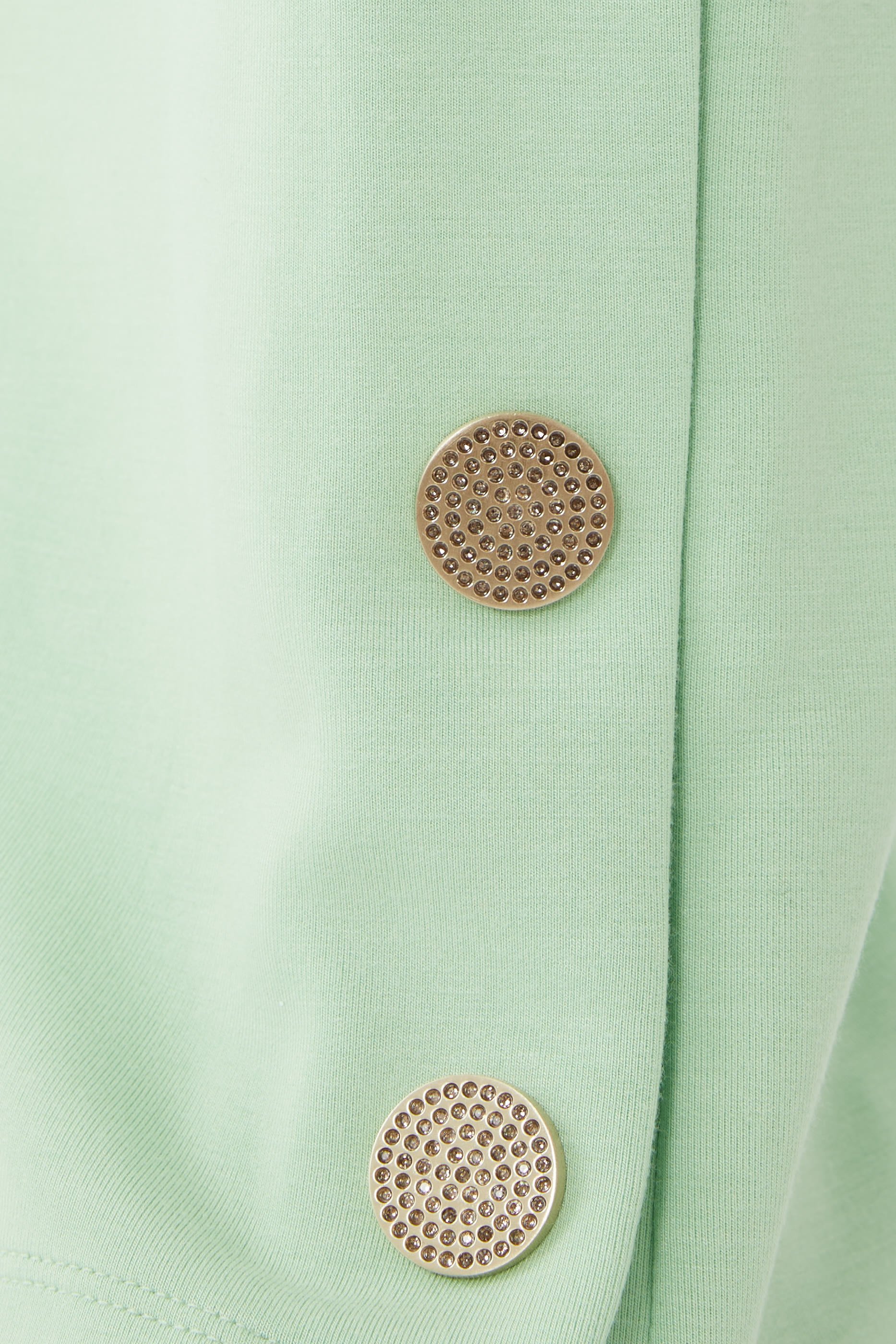 بنطال بقصة ساق واسعة وشعار الماركة