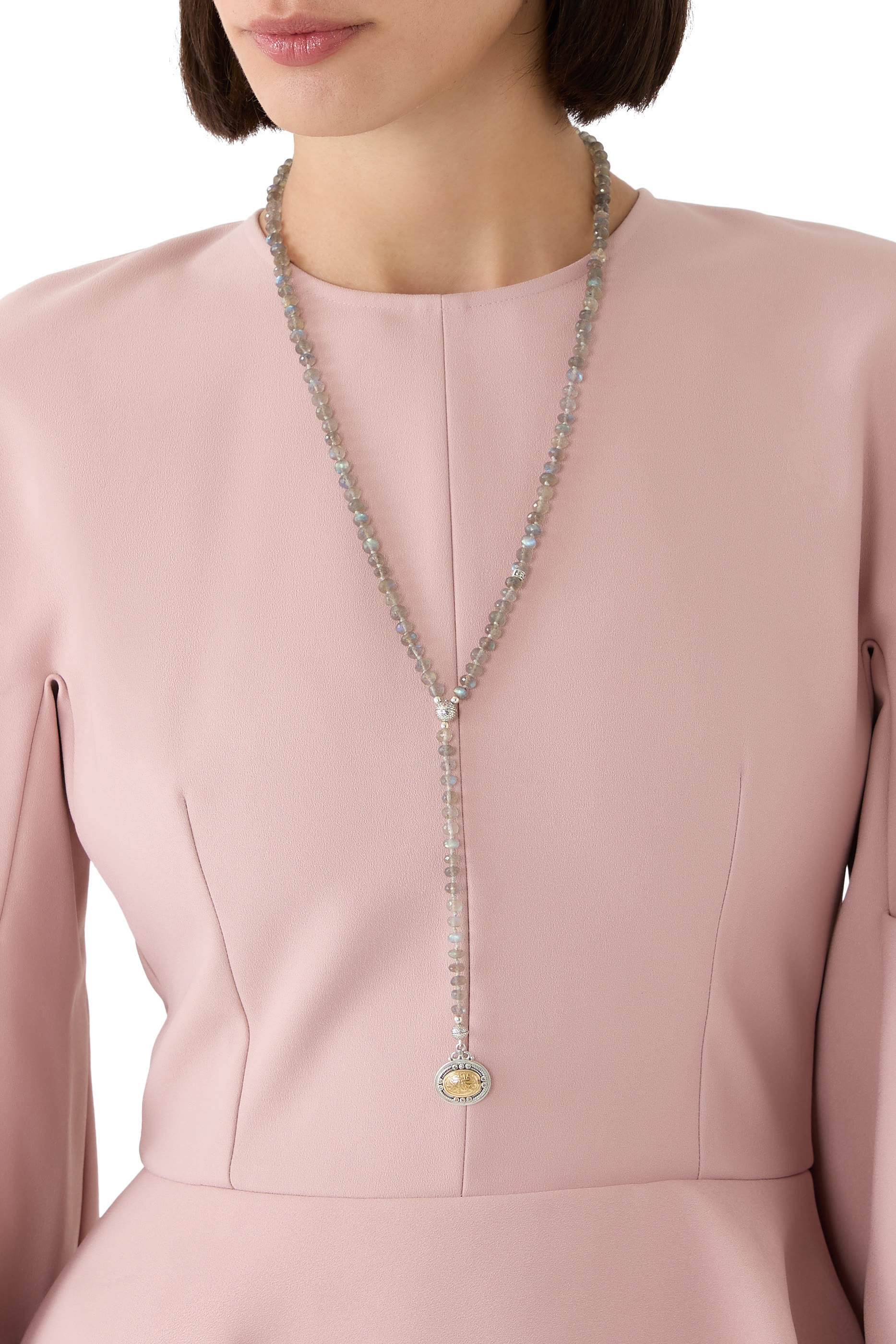 قلادة ان اود تو ماذرز مزينة بالماس والخرز، فضة إسترلينية وذهب أصفر عيار 18