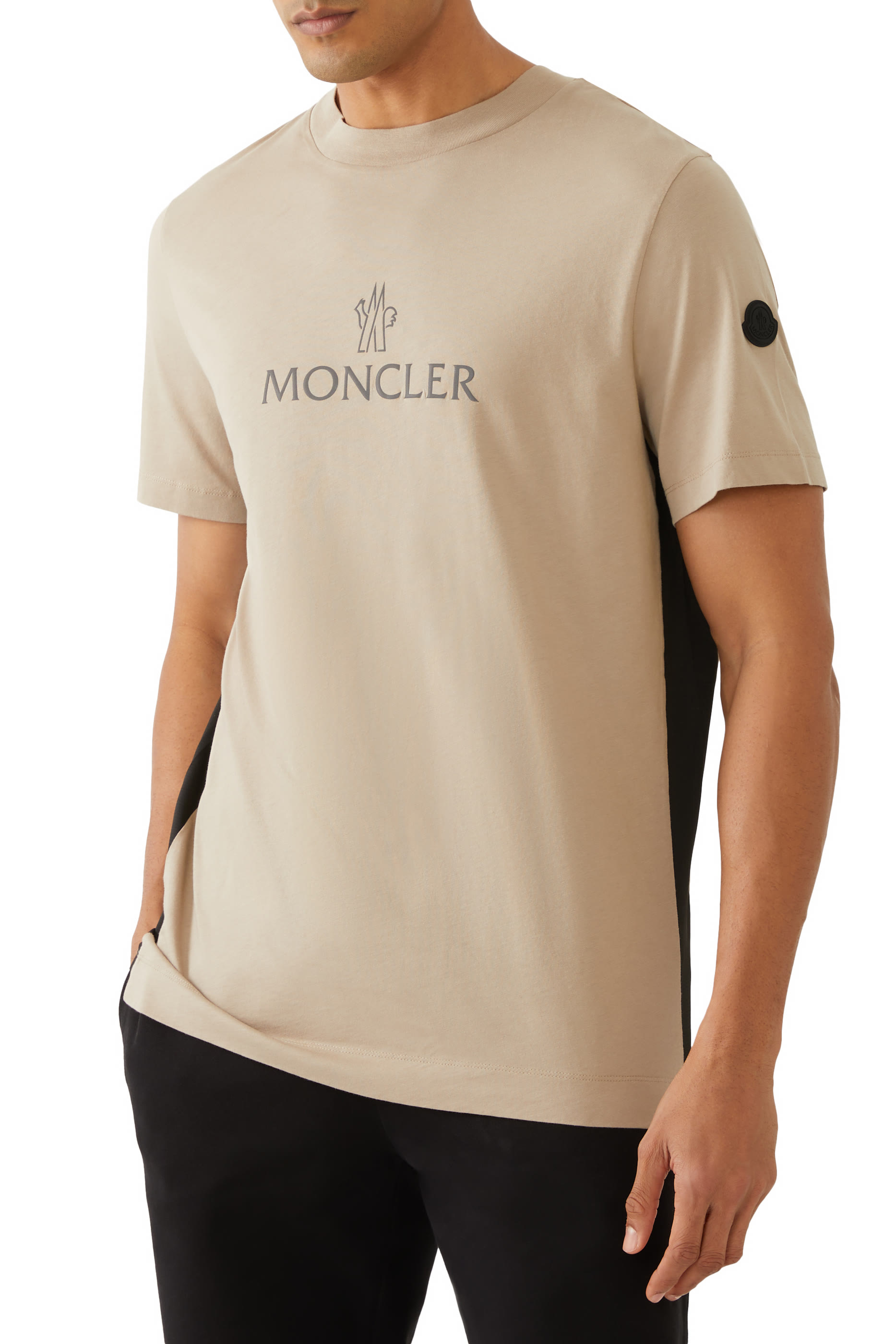 تيشيرت بياقة ضيقة ونقشة شعار الماركة