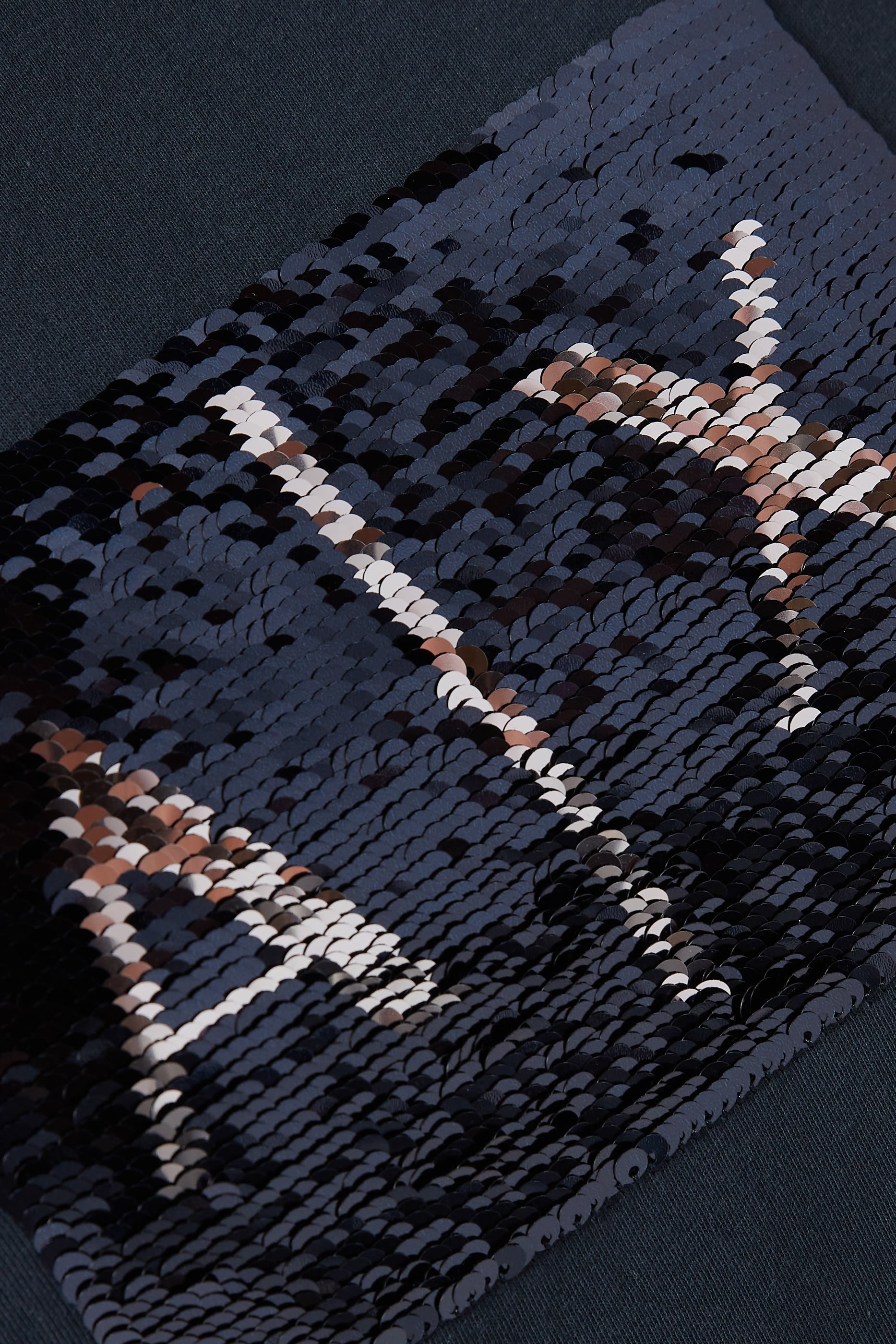 تيشيرت بشعار الماركة مزين بترتر