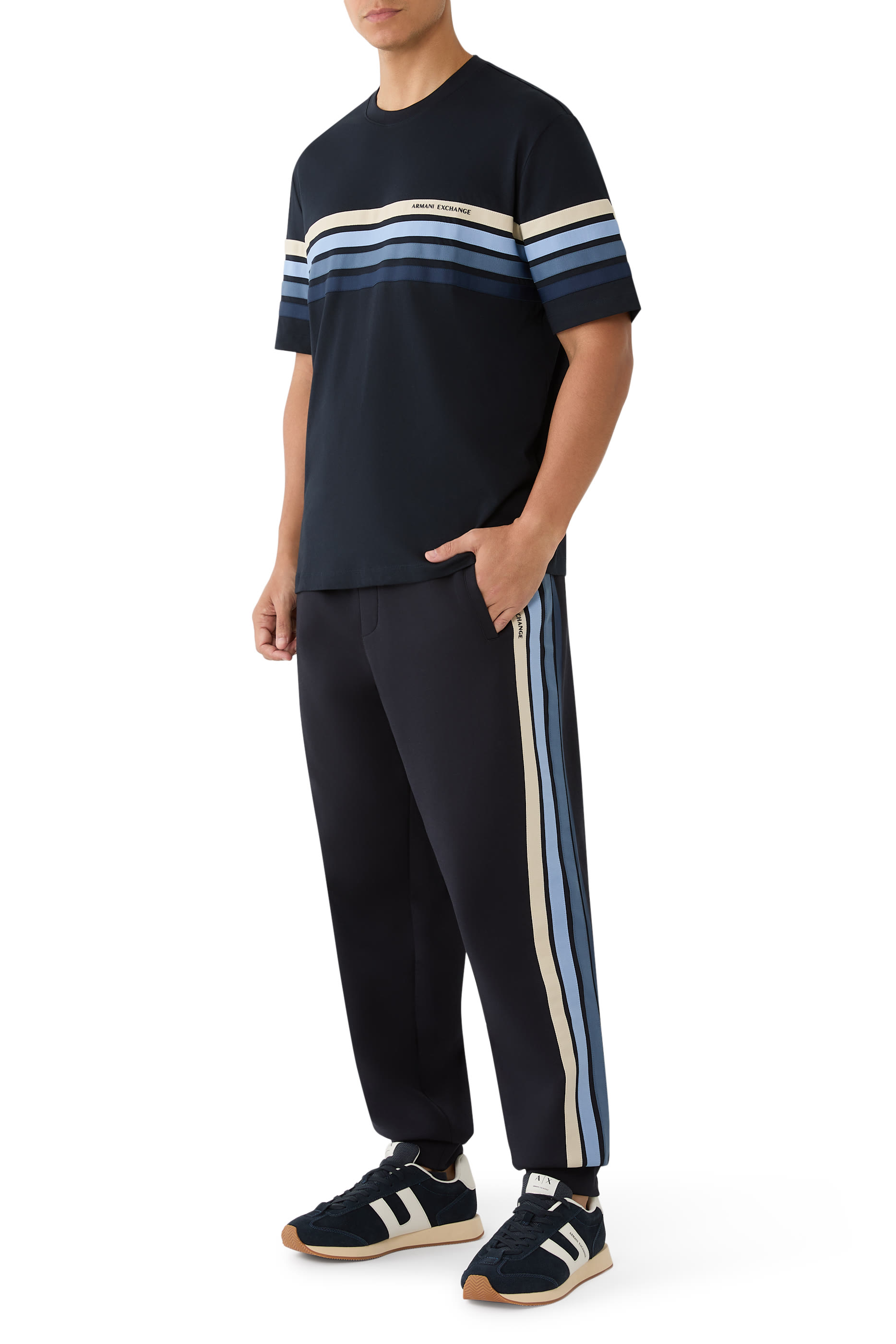 سنيكرز بشريط شعار الماركة عند الجانب