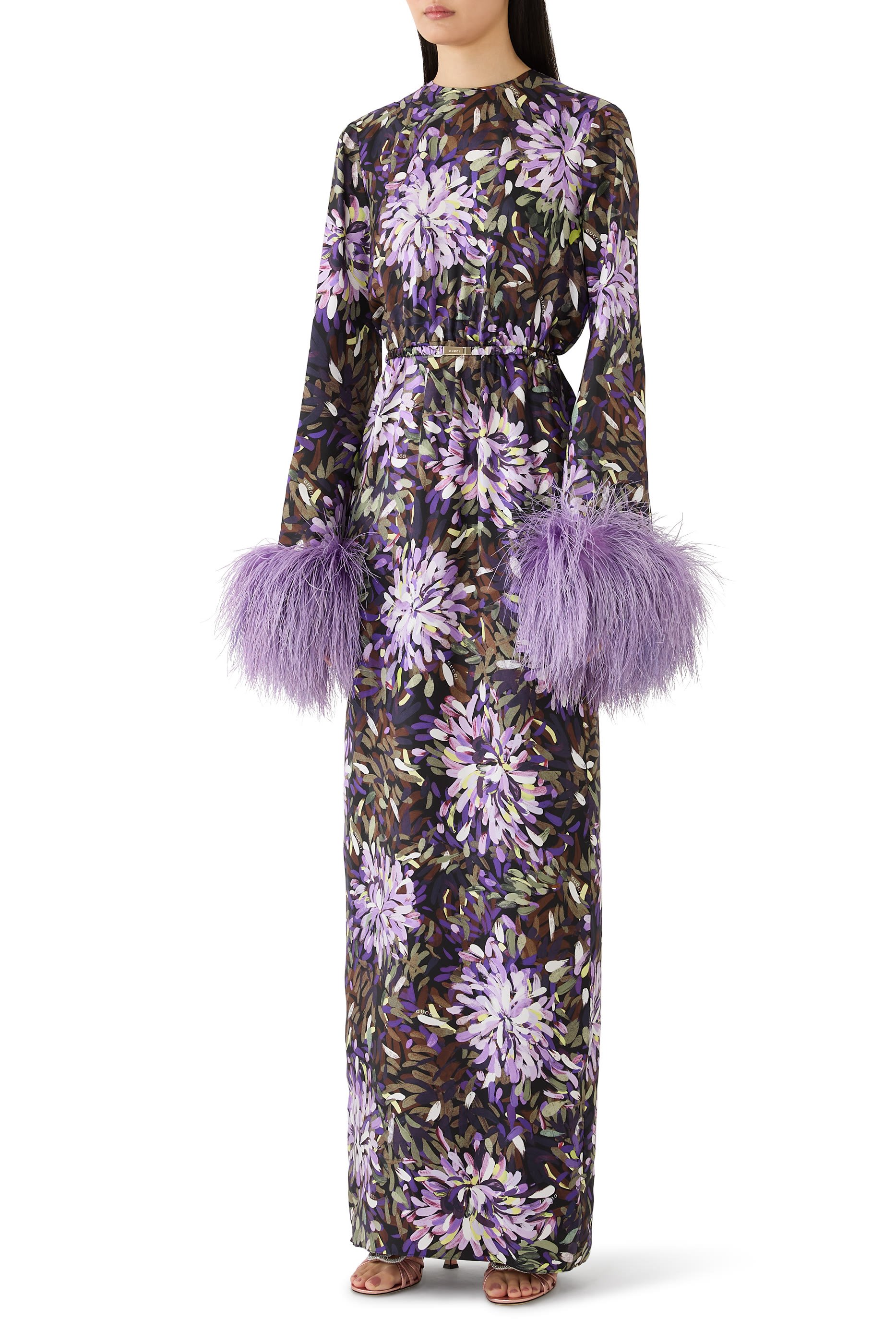 فستان بنقشة وأساور بريش