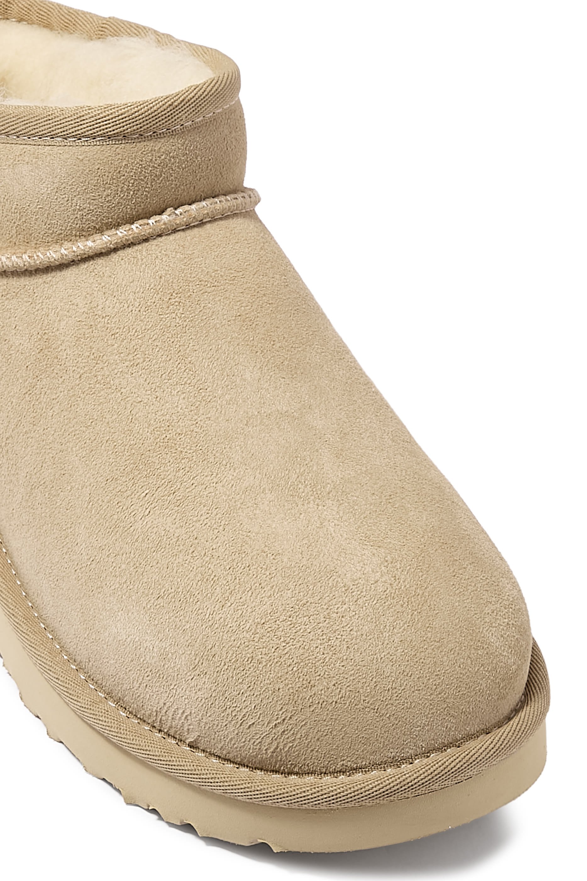 حذاء بوت كلاسيكي قصير للغاية