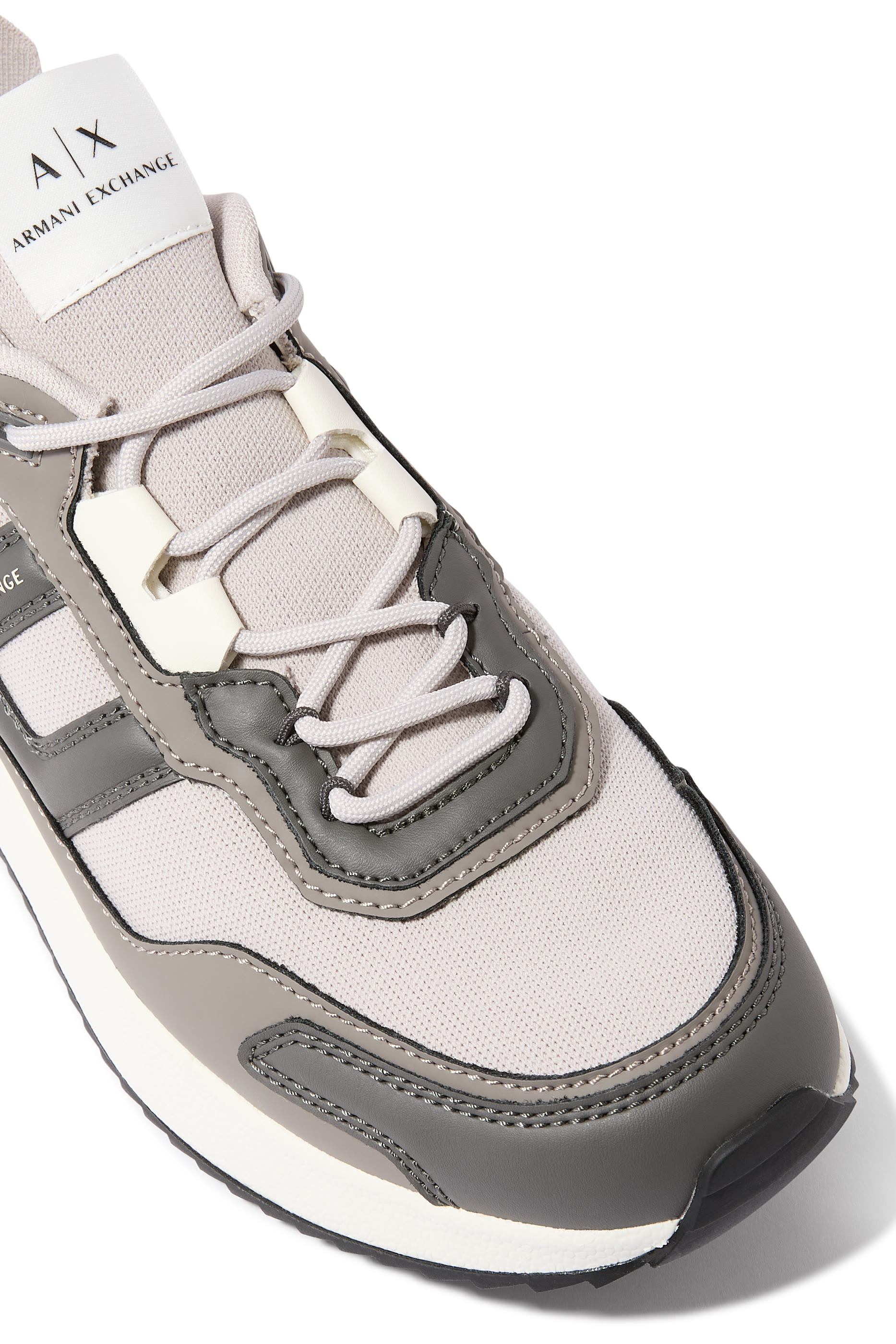 سنيكرز بكاحل منخفض وتفاصيل بلون متباين