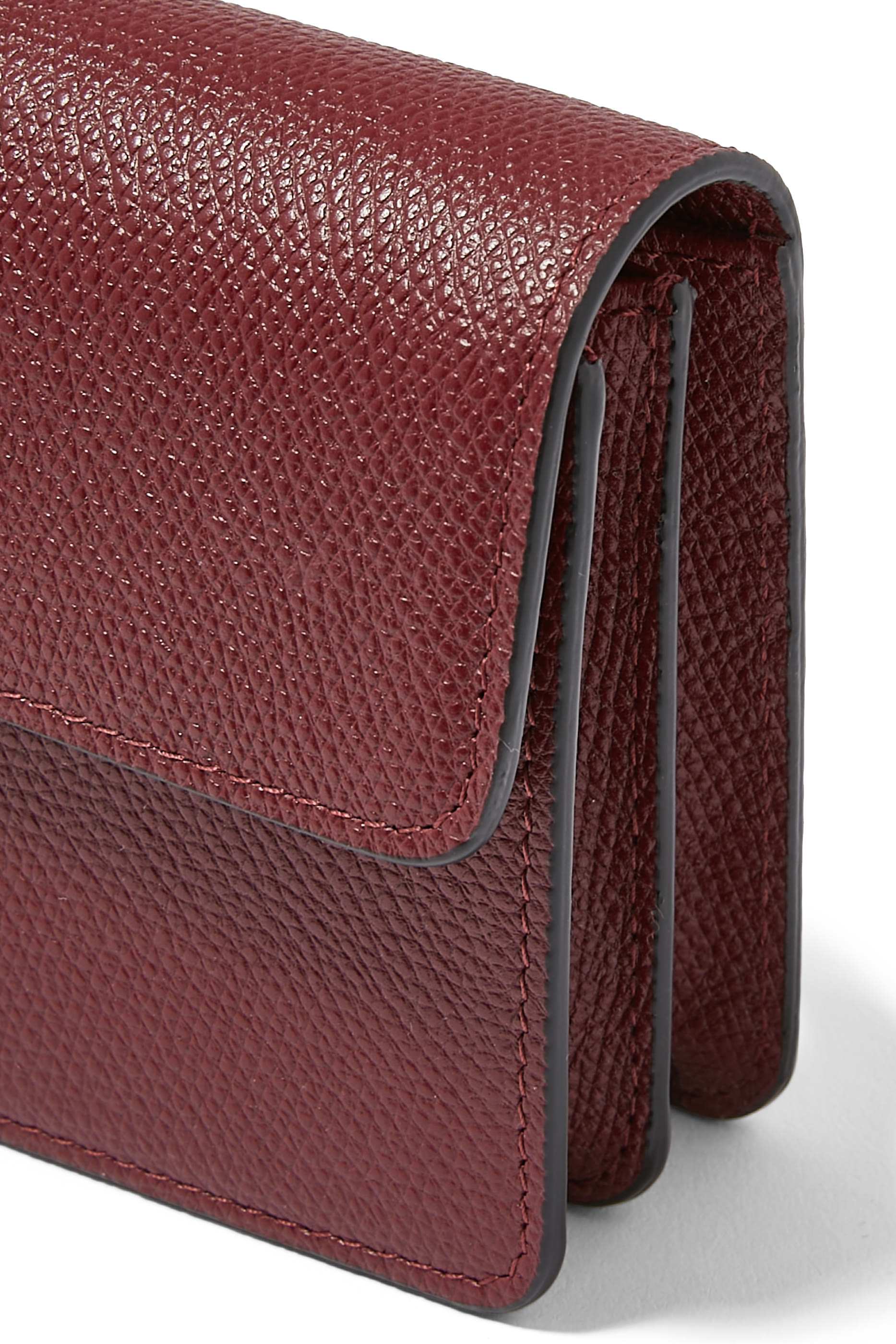 محفظة بسلسلة وشعار الماركة